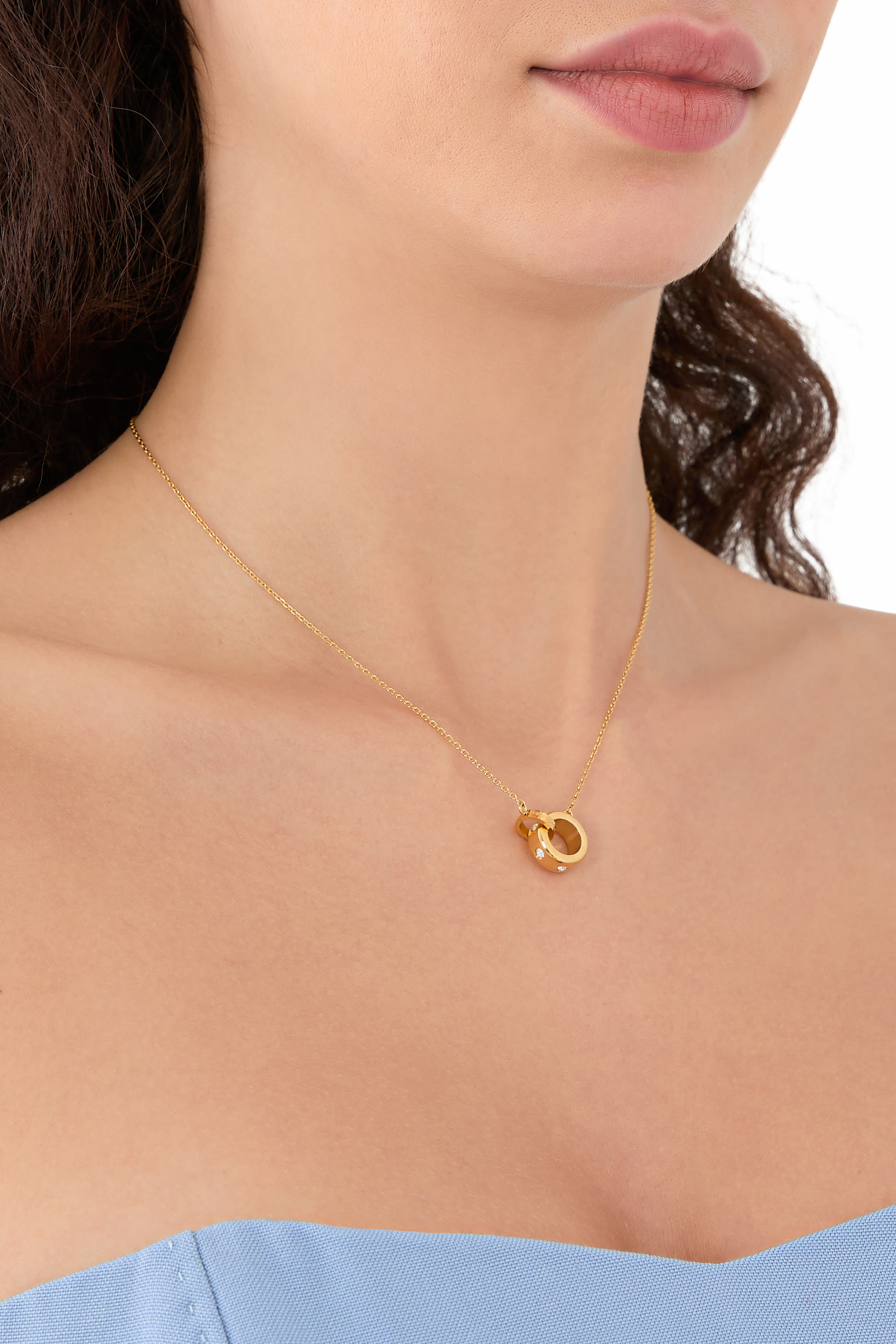 قلادة سيـت إن ستون بحلية بتصميم حلقات متداخلة  مرصعة بأحجار زركونيا، معدن مطلي مرصع بأحجار زركونيا