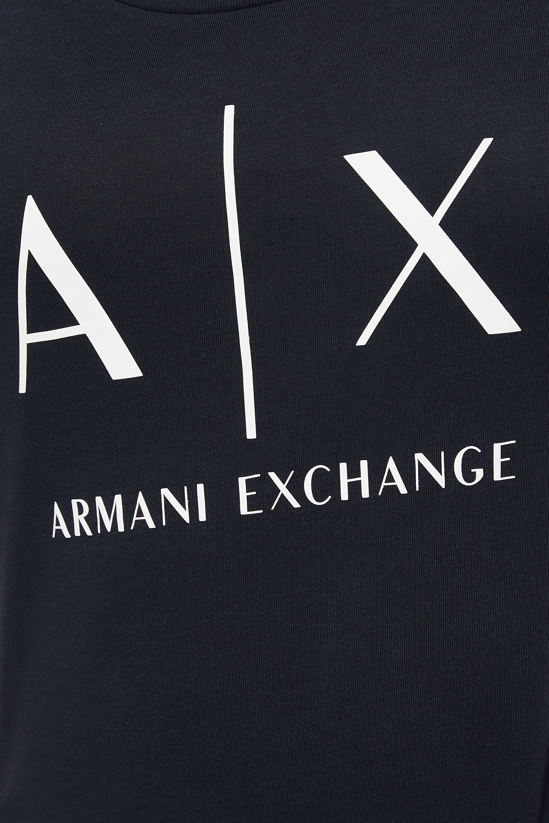 تي شيرت كلاسيكي بفتحة رقبة عميقة