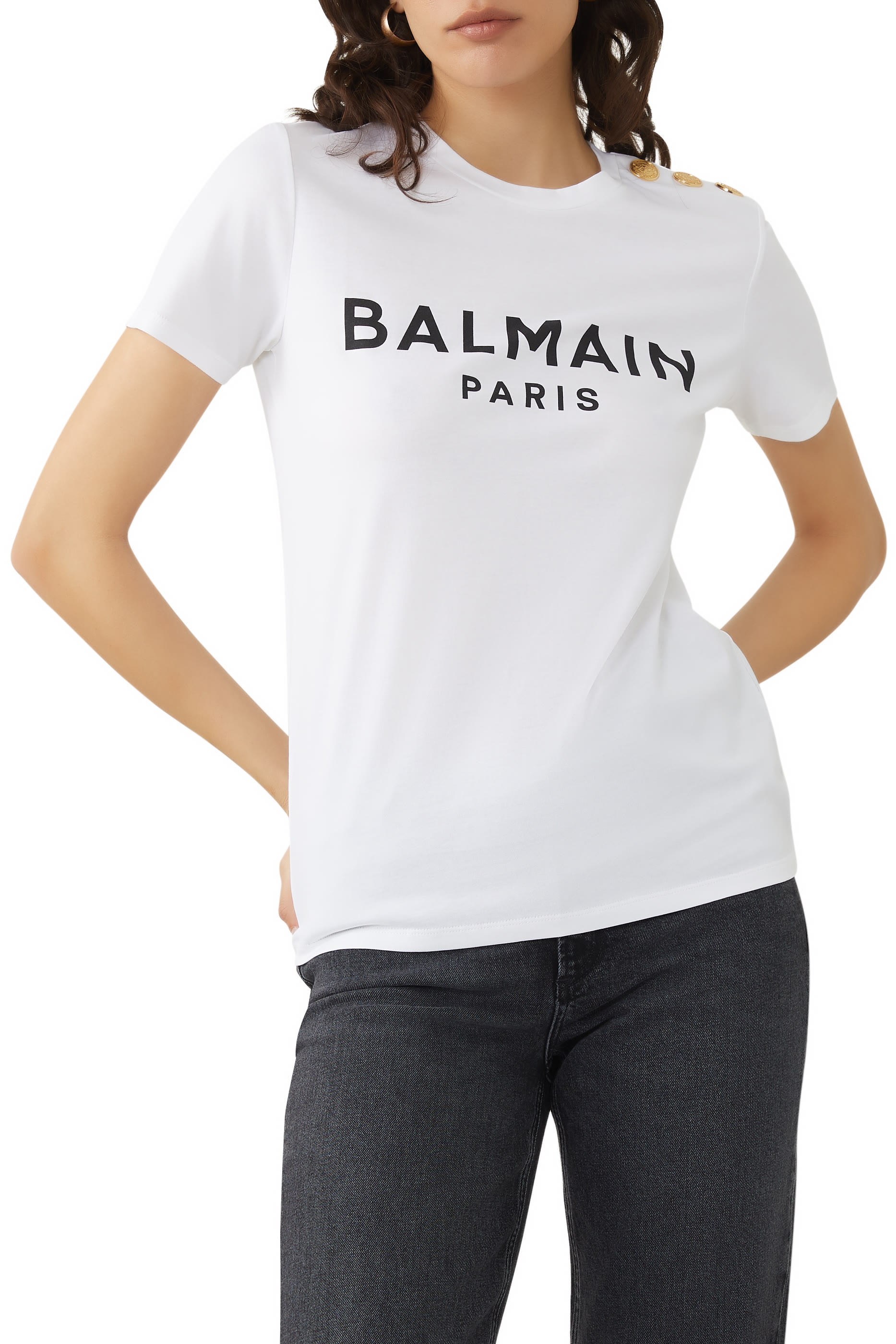 تيشيرت بثلاث أزرار بشعار الماركة