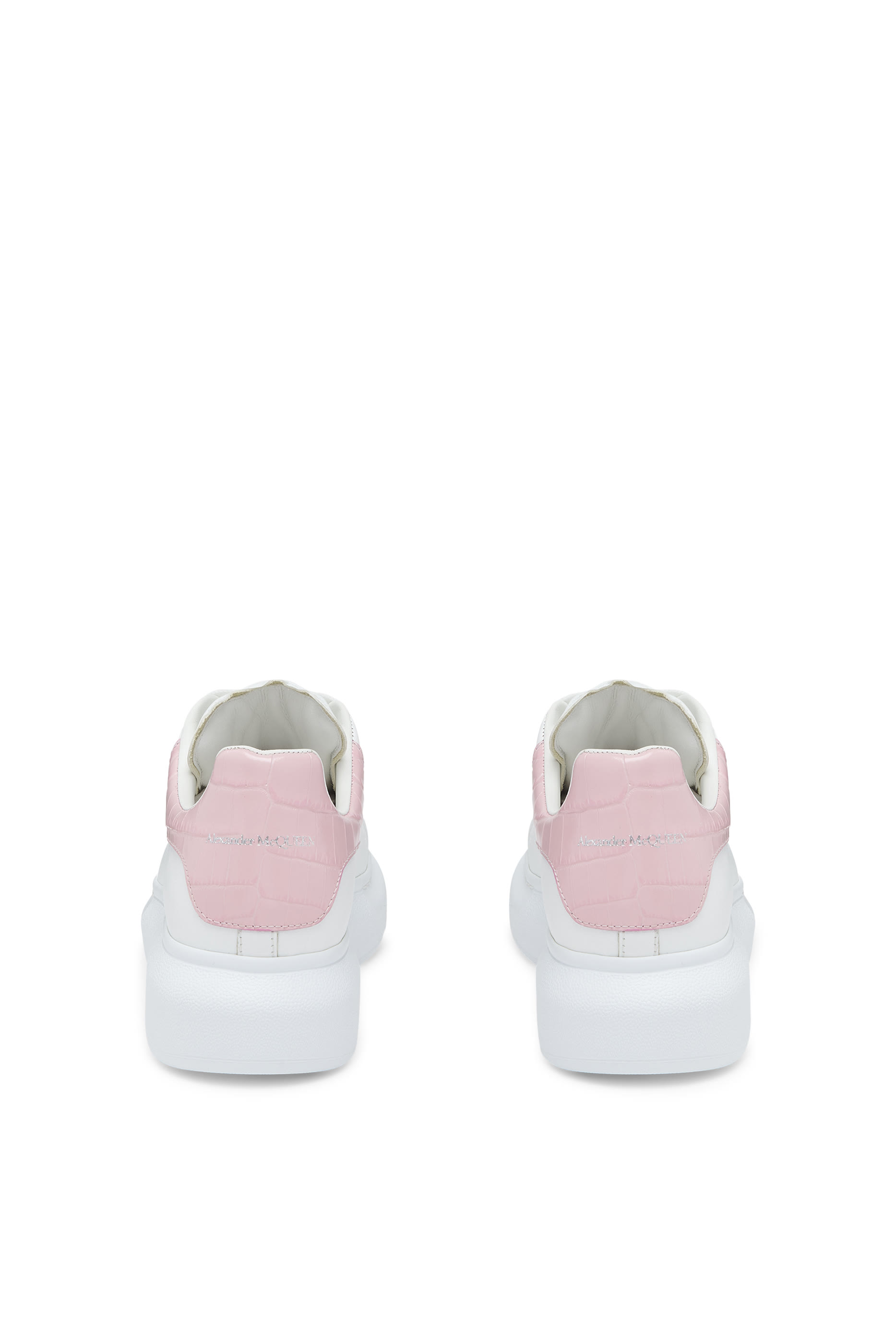 سنيكرز بكاحل منخفض وشعار الماركة