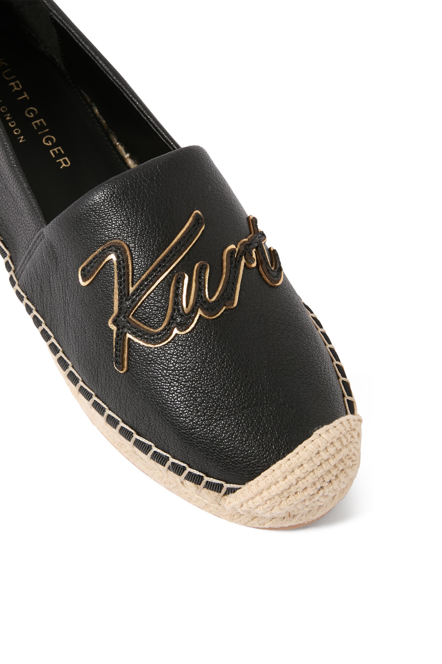 حذاء إسبارديل بشعار الماركة ونعل مسطح