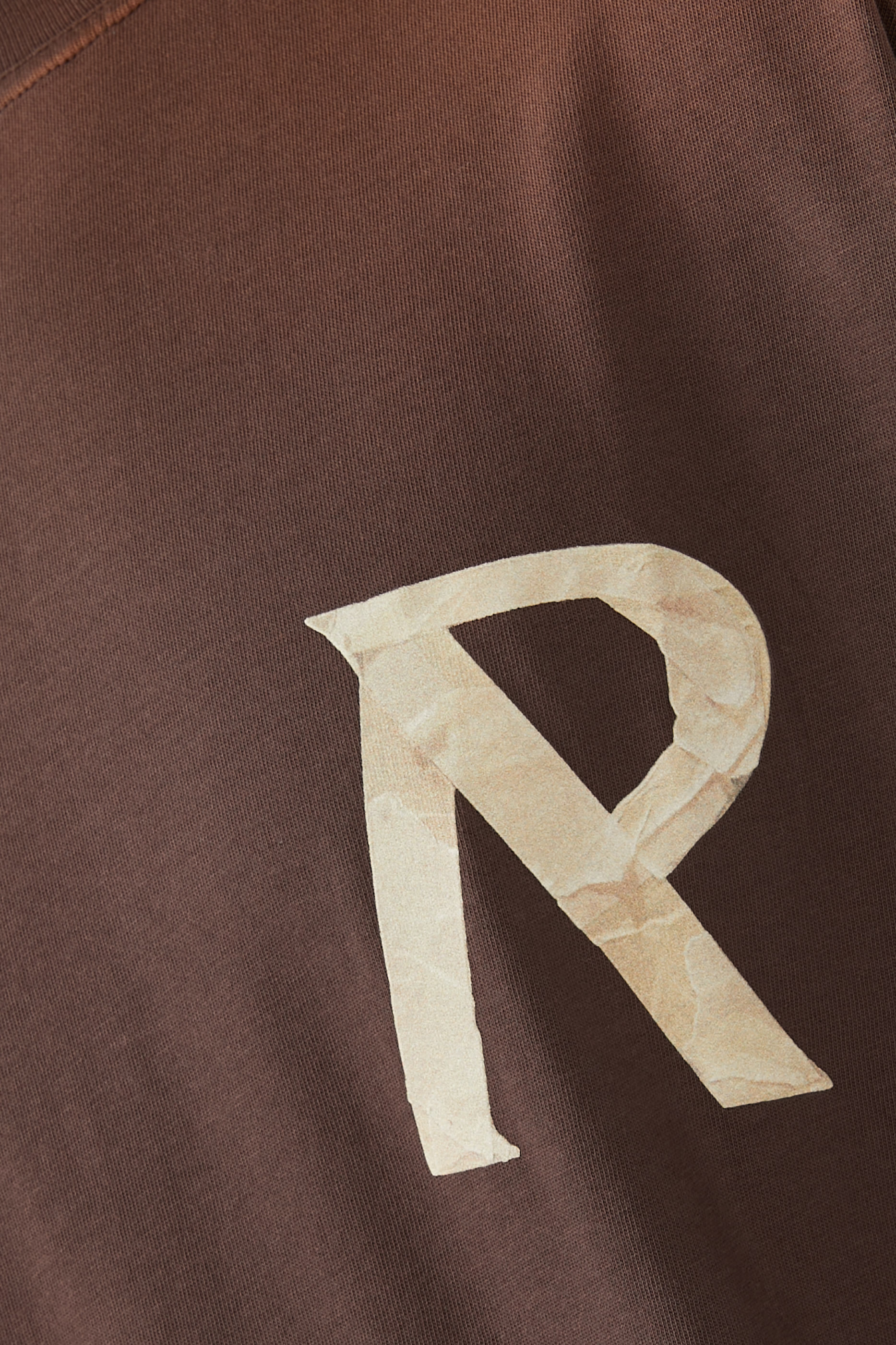 تيشيرت بأحرف الماركة بتصميم شريط لاصق