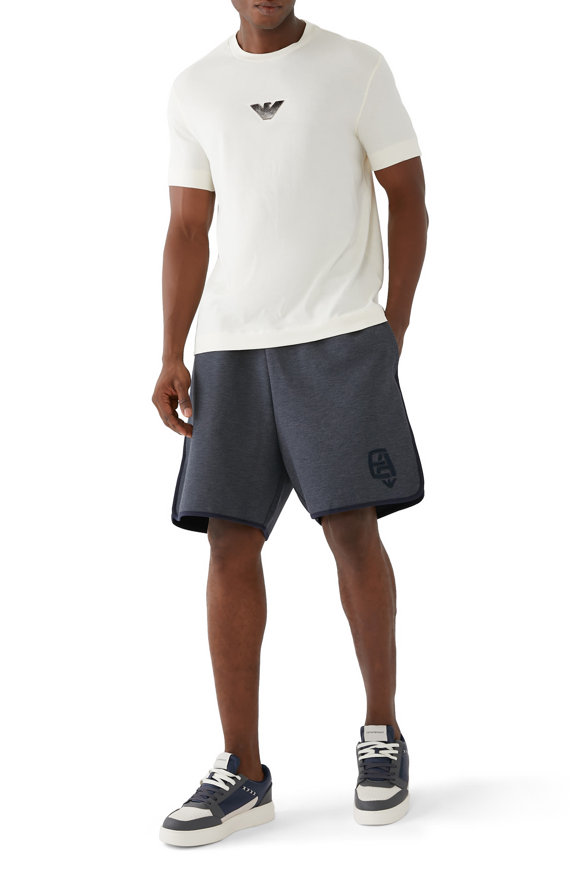 تيشيرت بشعار الماركة صغير الحجم