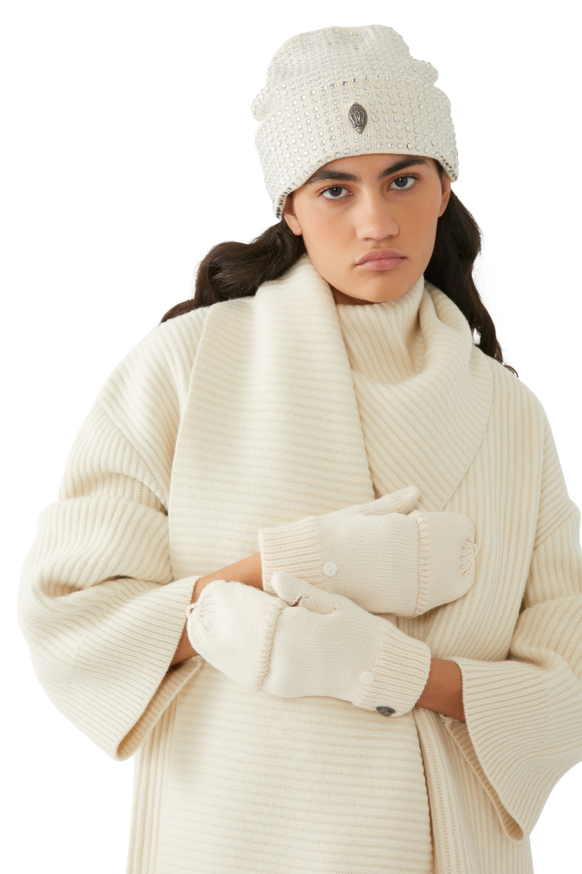 قفازات بالكريستال وشعار الماركة