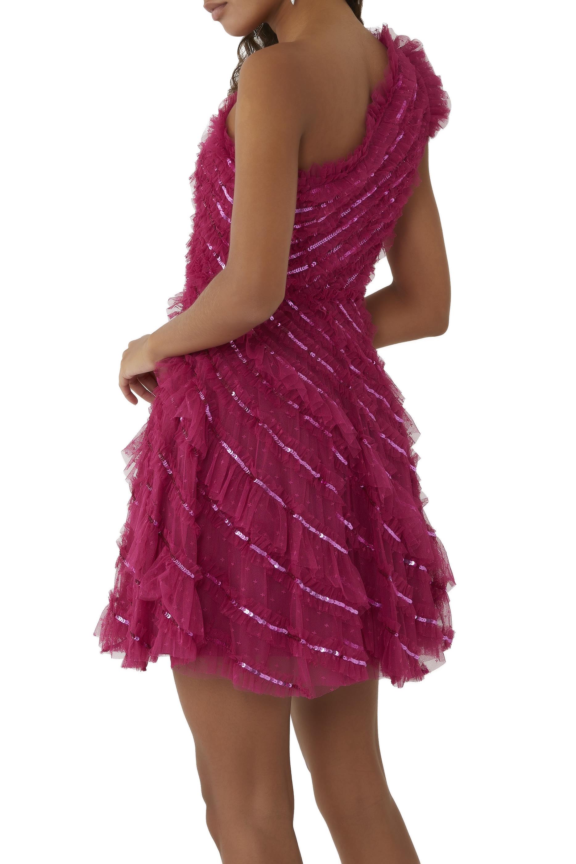 فستان قصير مطرز بترتر بتصميم حلزوني وكتف مكشوف