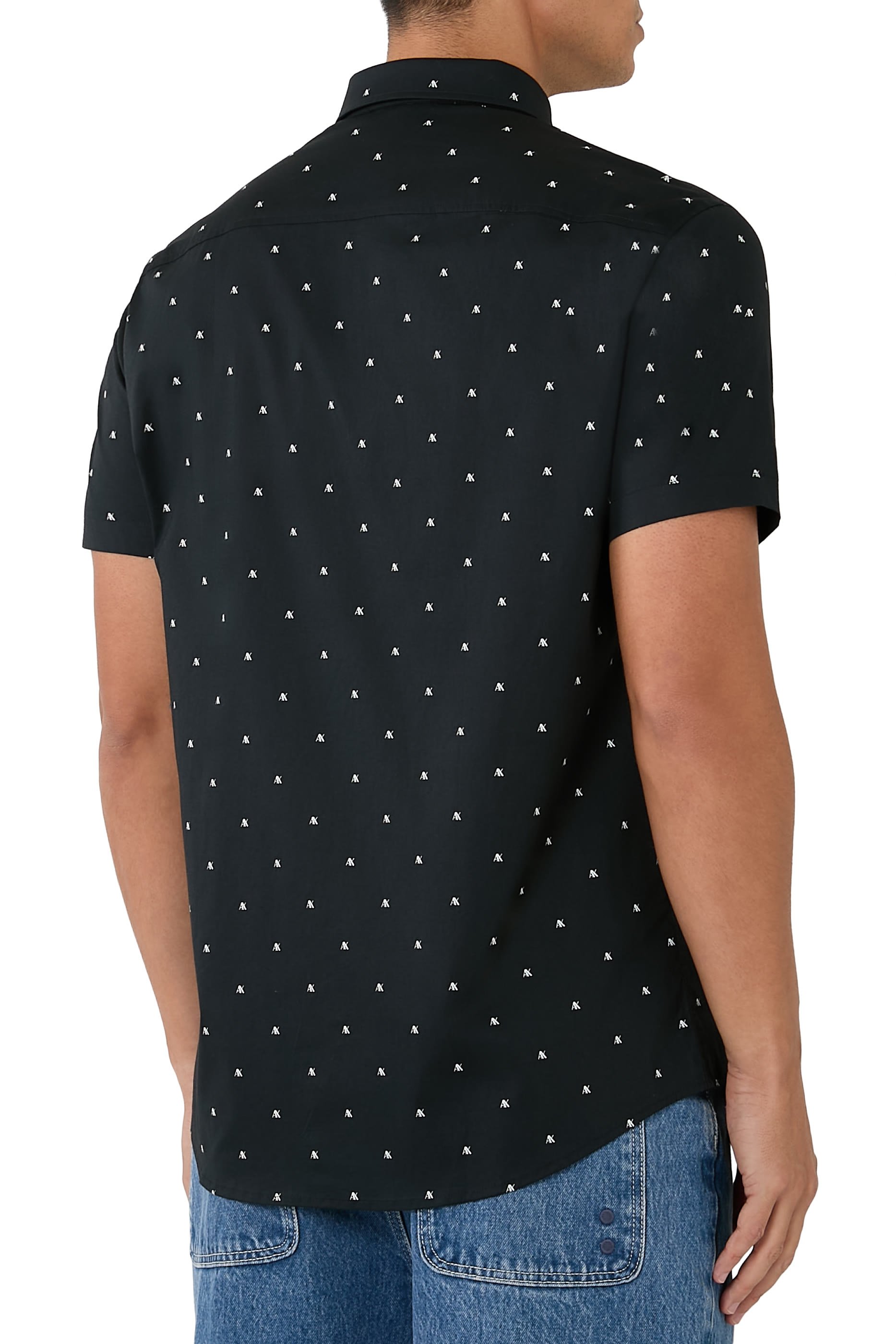 قميص بقصة ضيقة بأكمام قصيرة