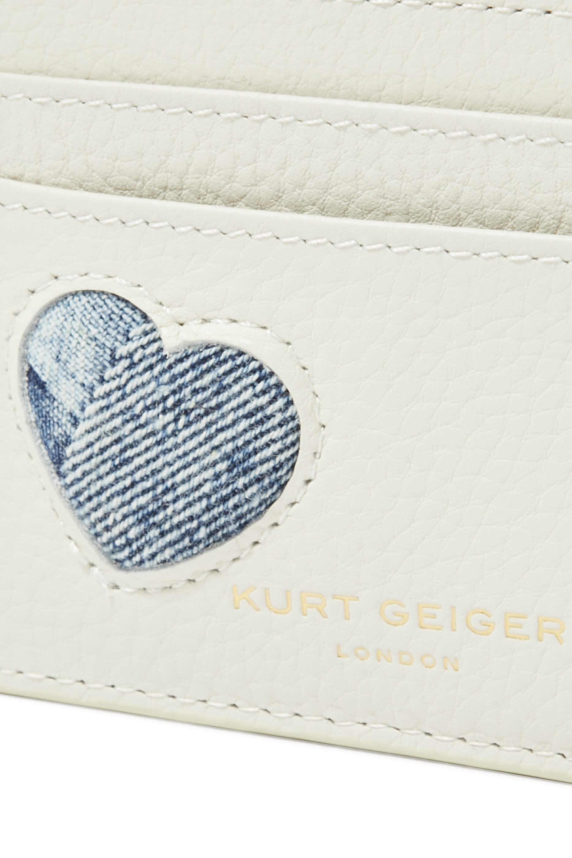 حافظة بطاقات بنقشة قلب