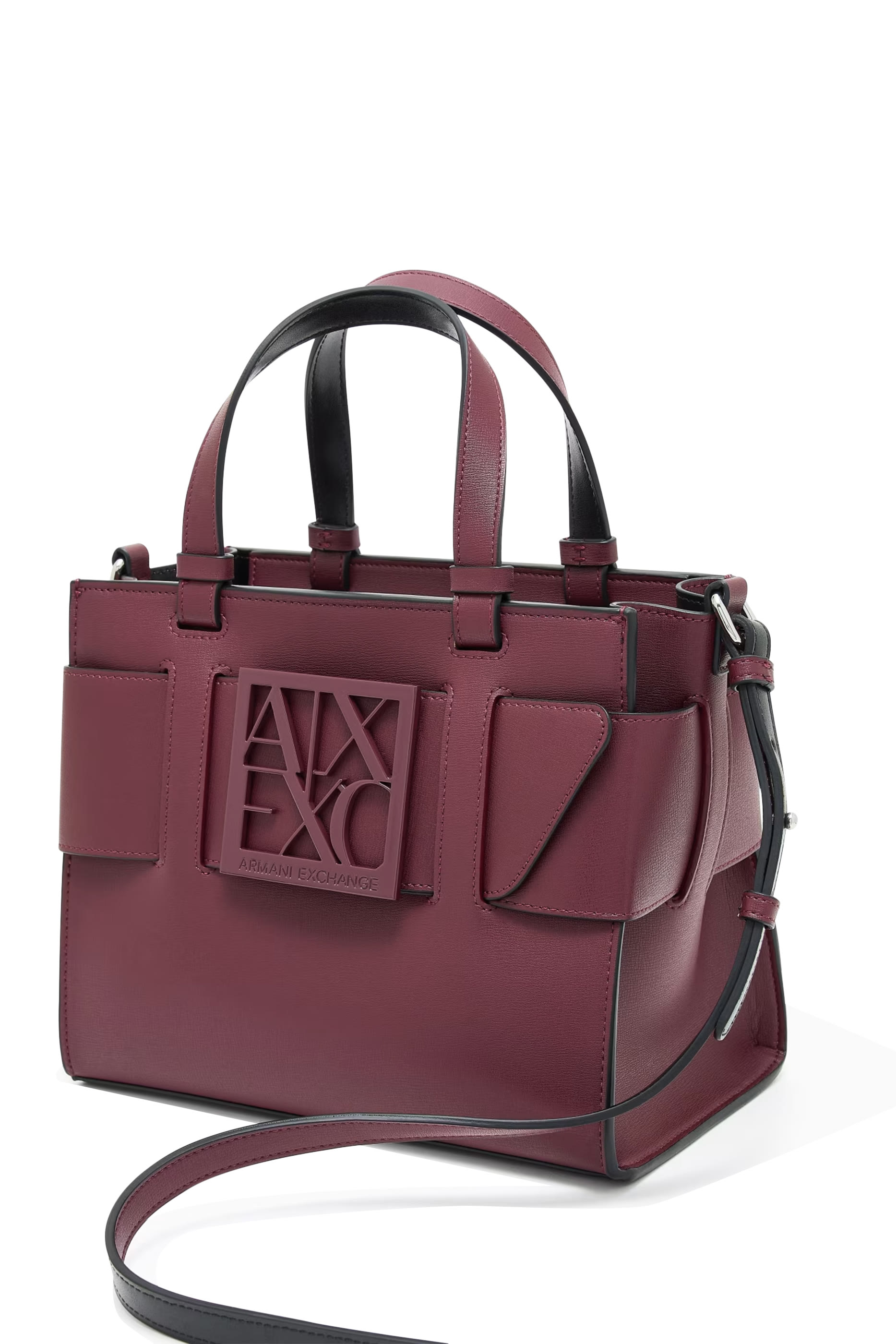 حقيبة يد مزينة بشعار الماركة