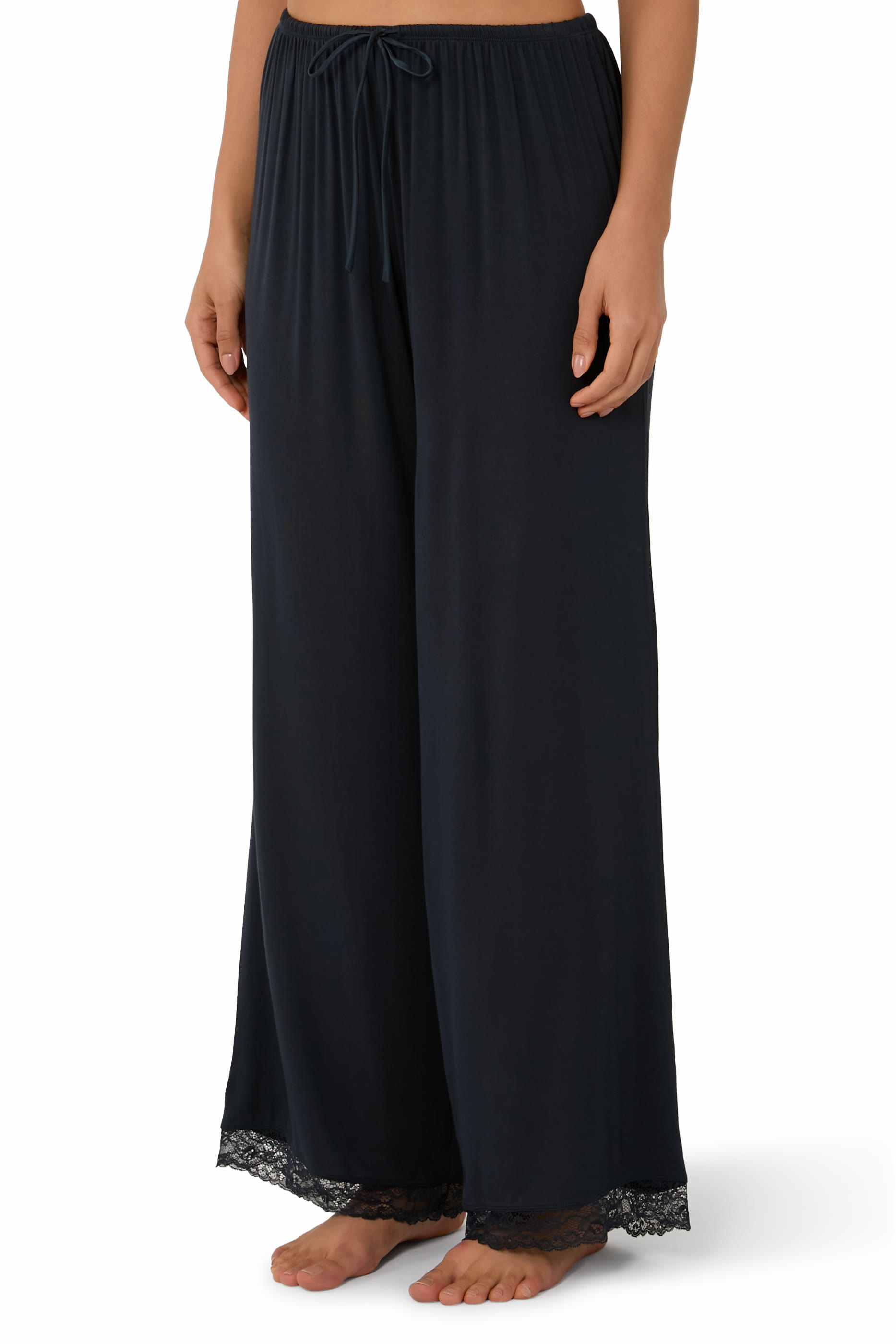 طقم بيجامة بحواف دانتيل جيرسيه