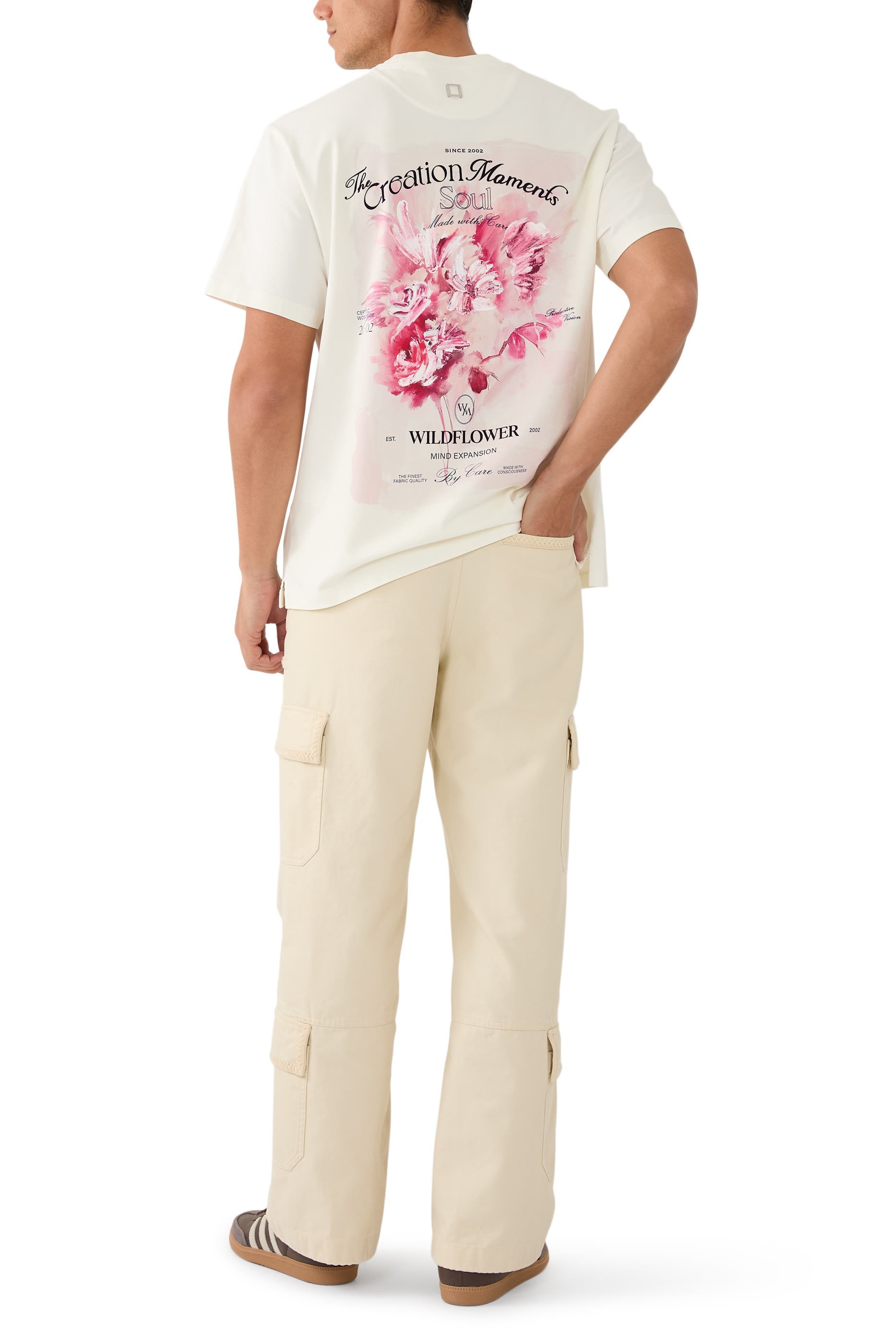 تيشيرت بنقشة شعار زهرة في الخلف