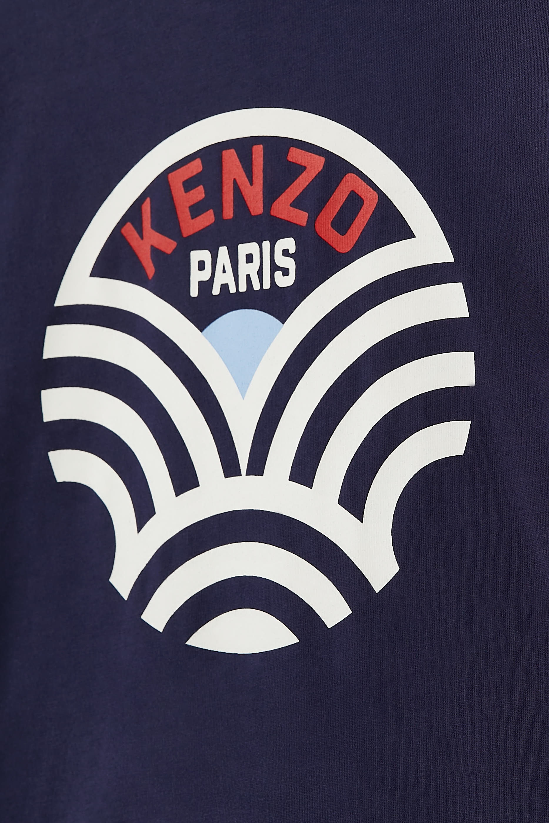 تيشيرت بأكمام قصيرة بشعار الماركة للأطفال