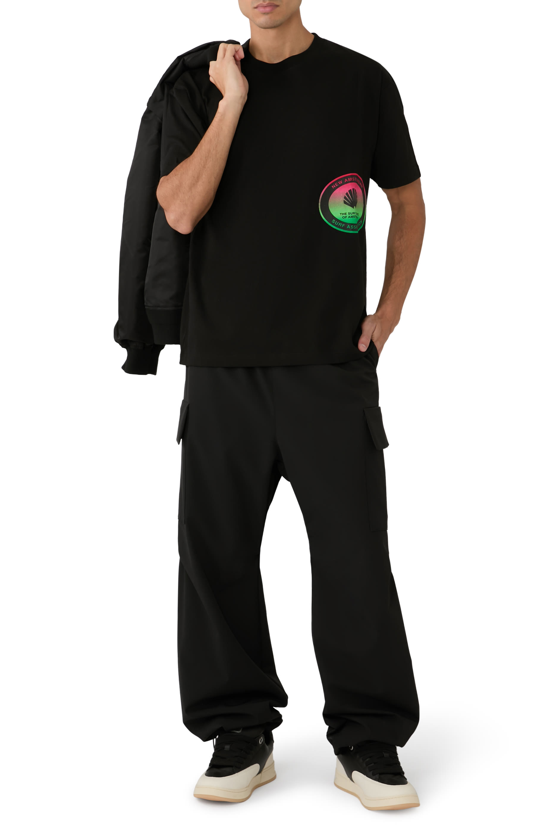 تيشيرت بشعار الماركة في المنتصف