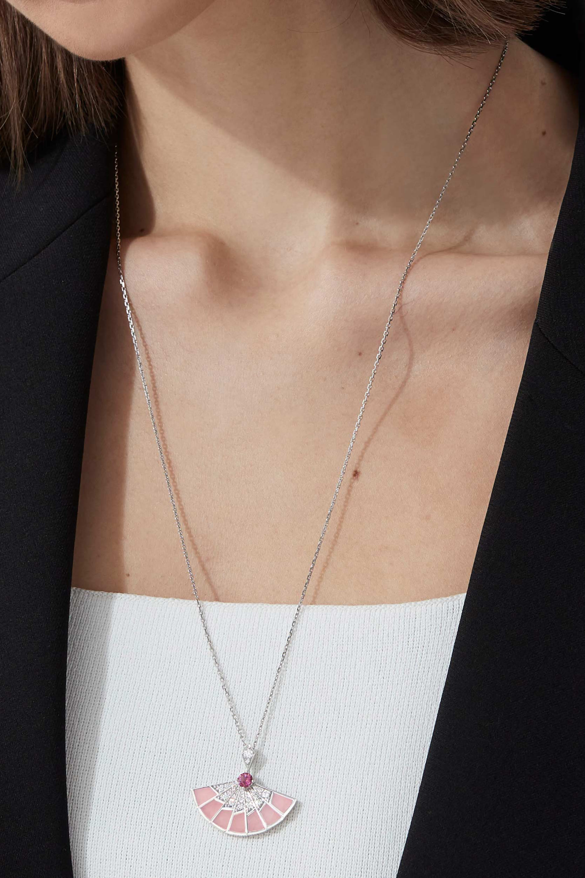 قلادة بحلية بتصميم منزلق مرصعة بالتورمالين الوردي والماس والأوبال الوردي، ذهب أبيض عيار 18