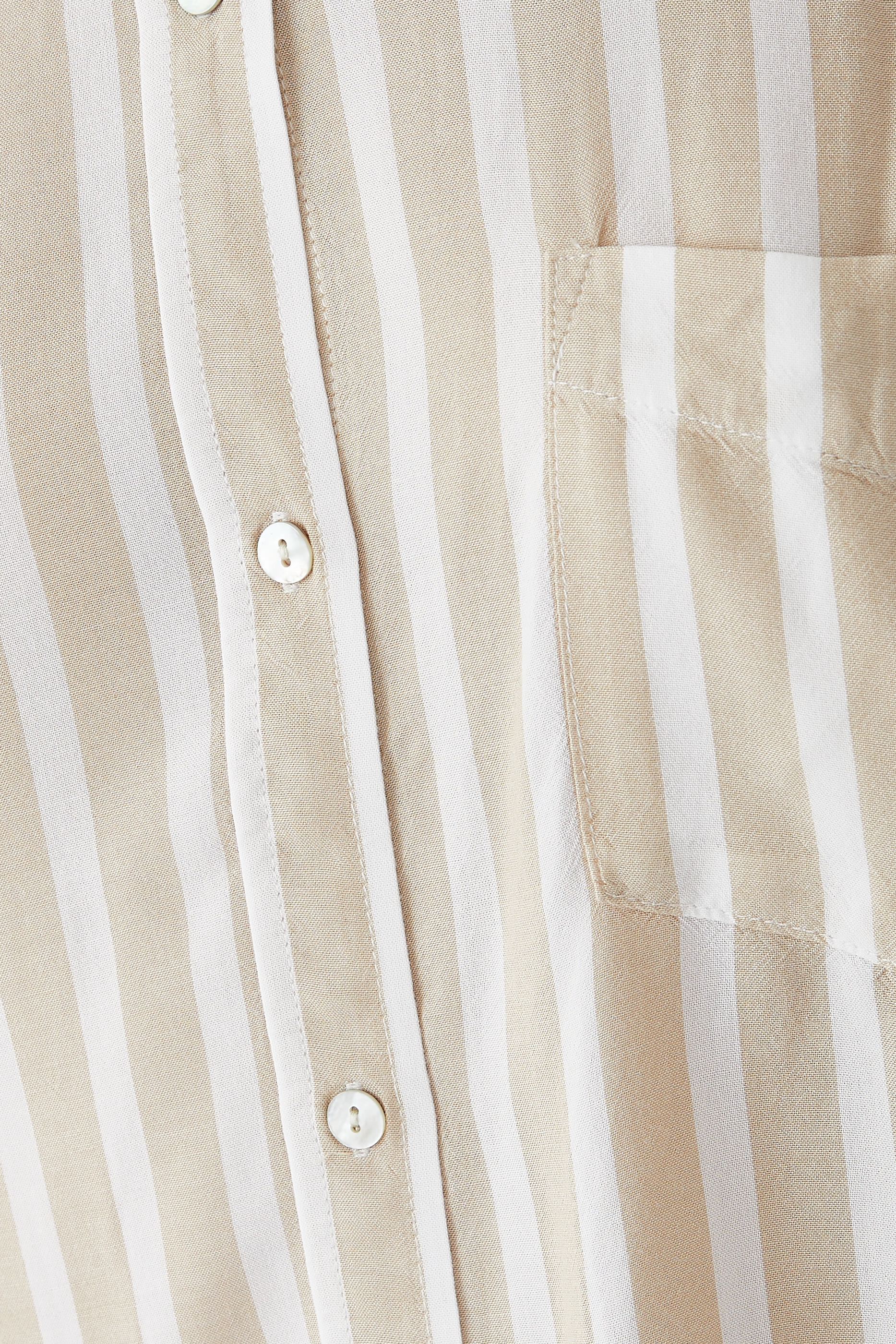 قميص مخطط بأكمام طويلة