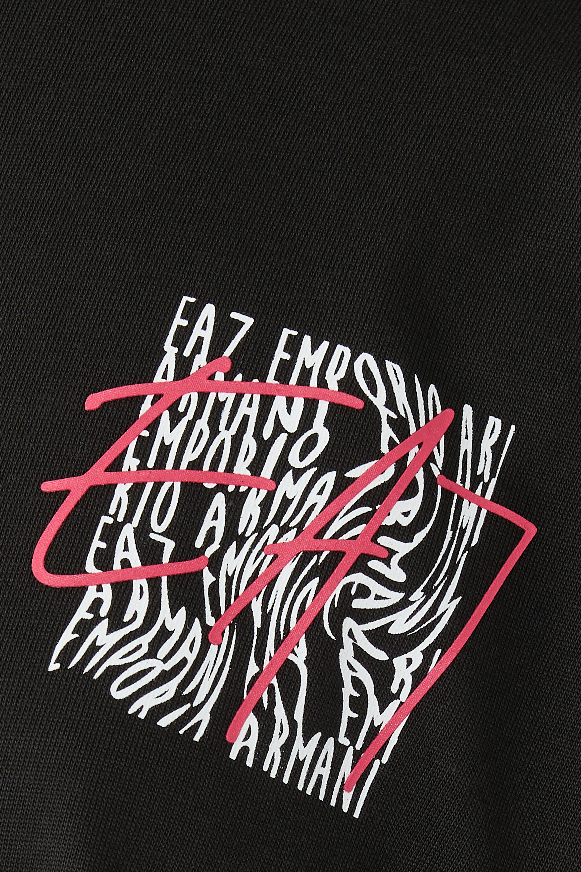 تيشيرت بنقشة شعار الماركة الغرافيكية