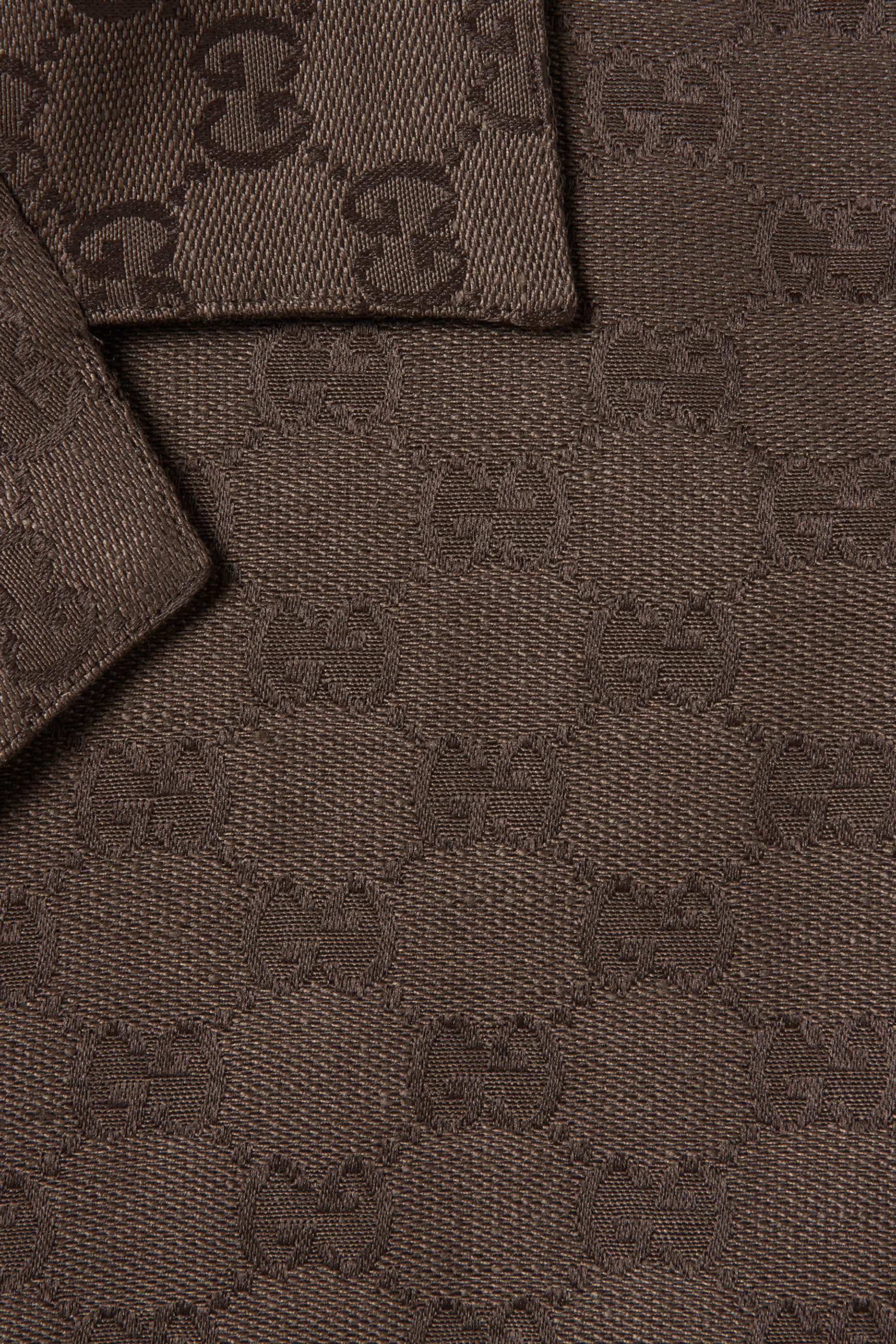 قميص بولينغ من مزيج الكتان والقنب بنقشة حرفي شعار الماركة