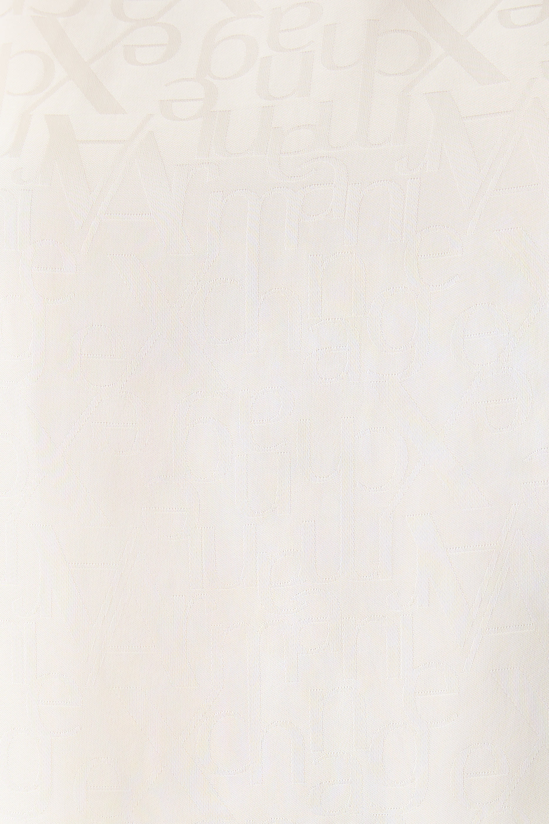 بلوزة بأكمام طويلة مزينة كليا بشعار الماركة