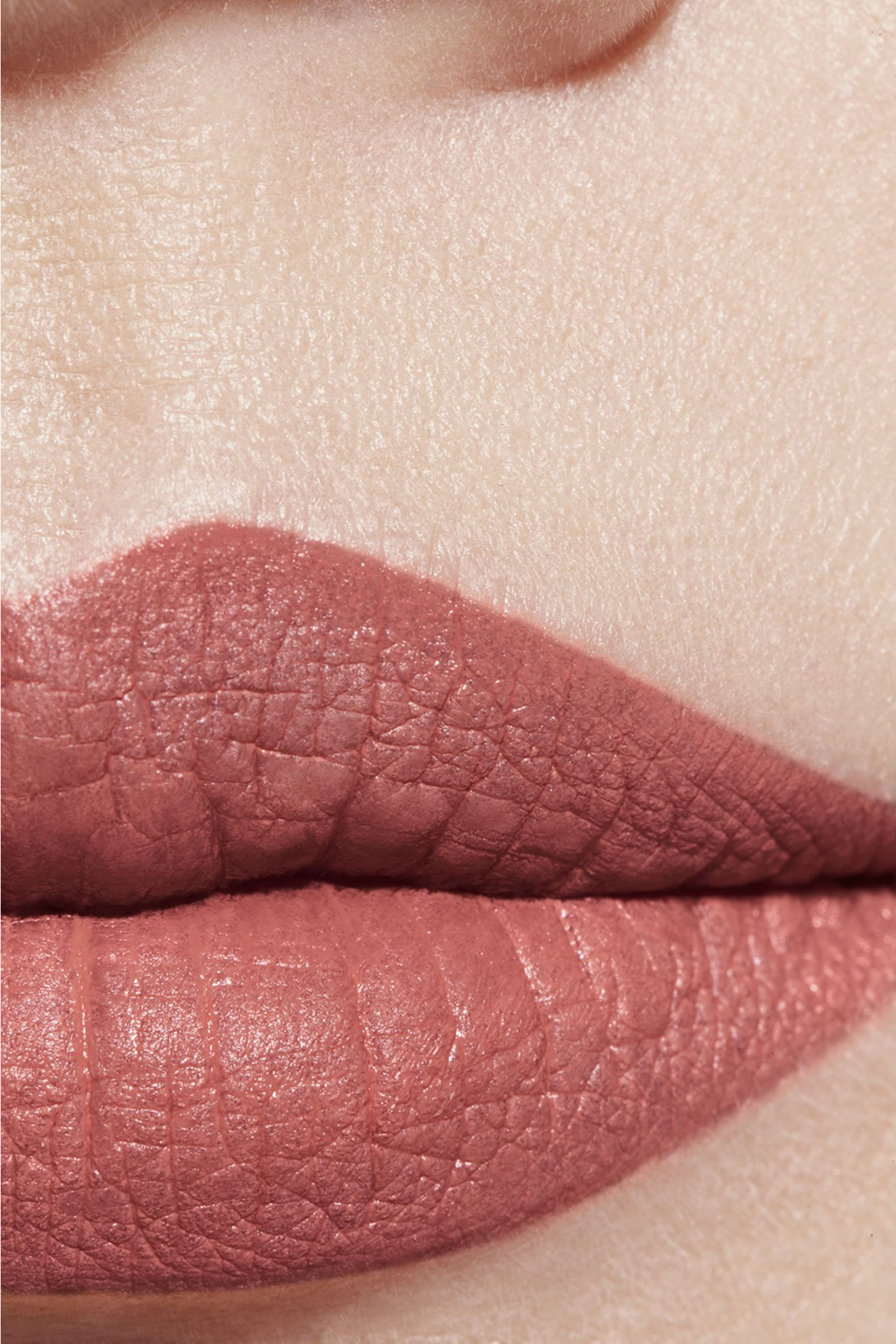 أحمر شفاه روج ألور مخملي لامع