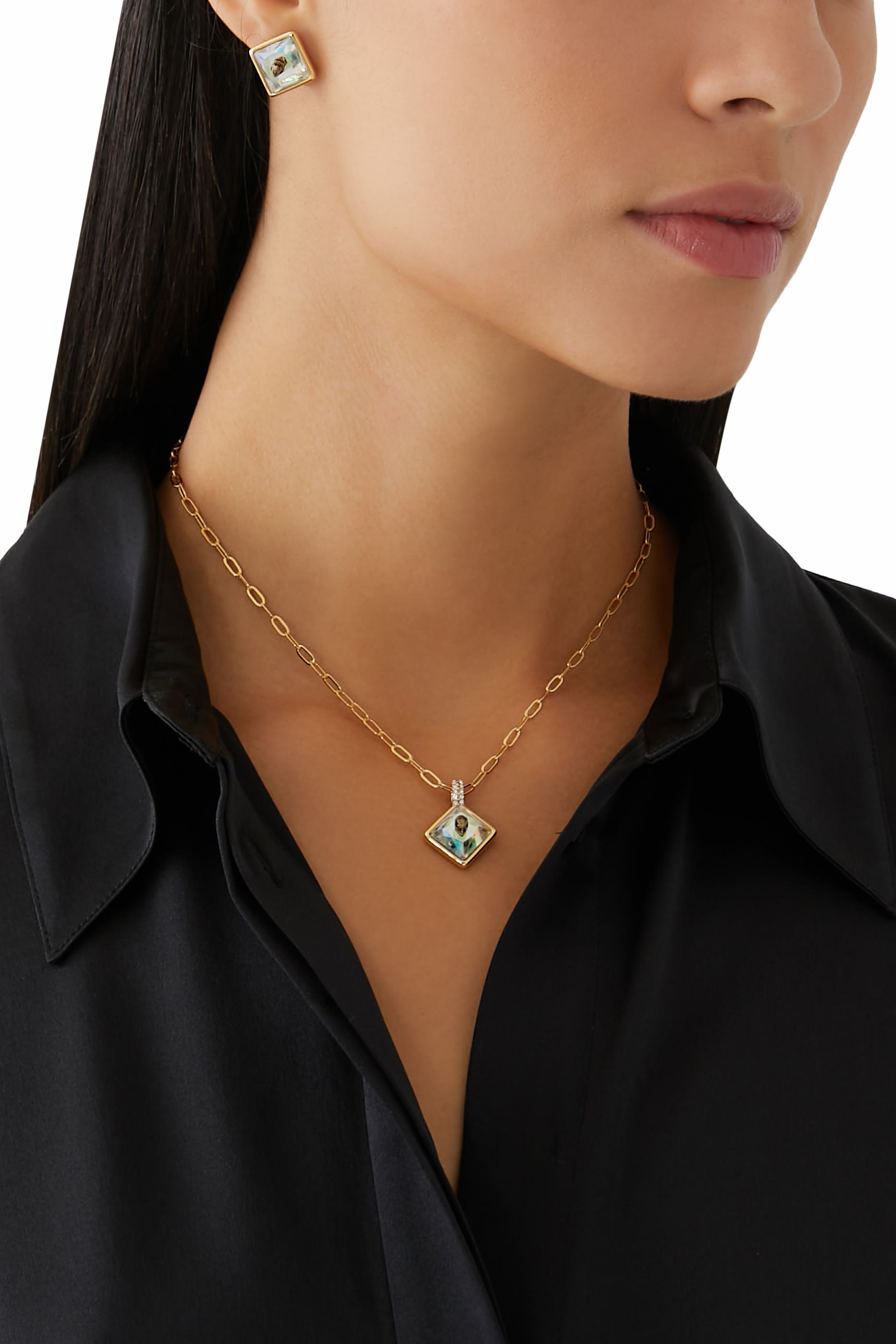 قلادة بحلية بتصميم مربعة بشعار الماركة