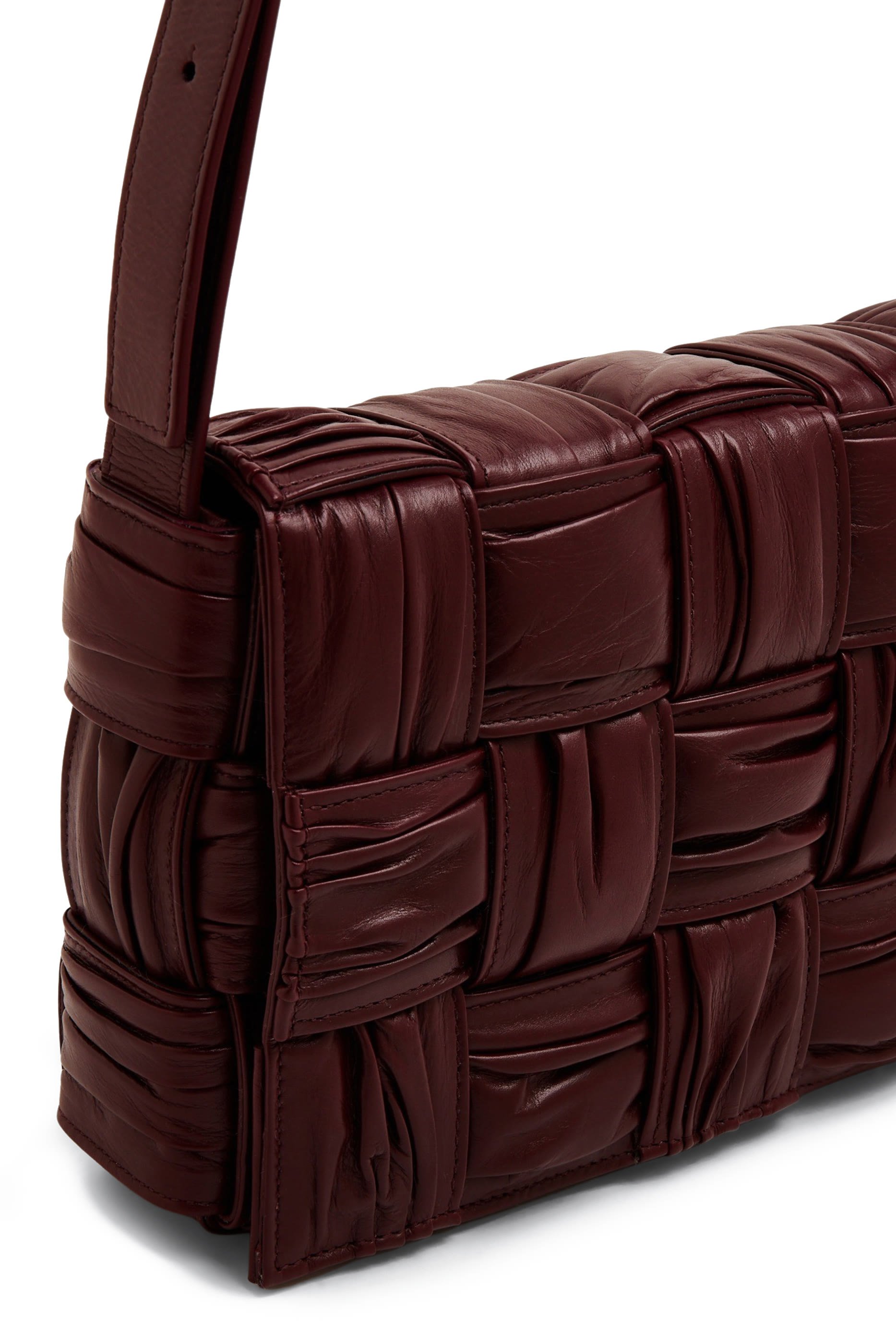 حقيبة كاسيت بتصميم مجدول بطيات