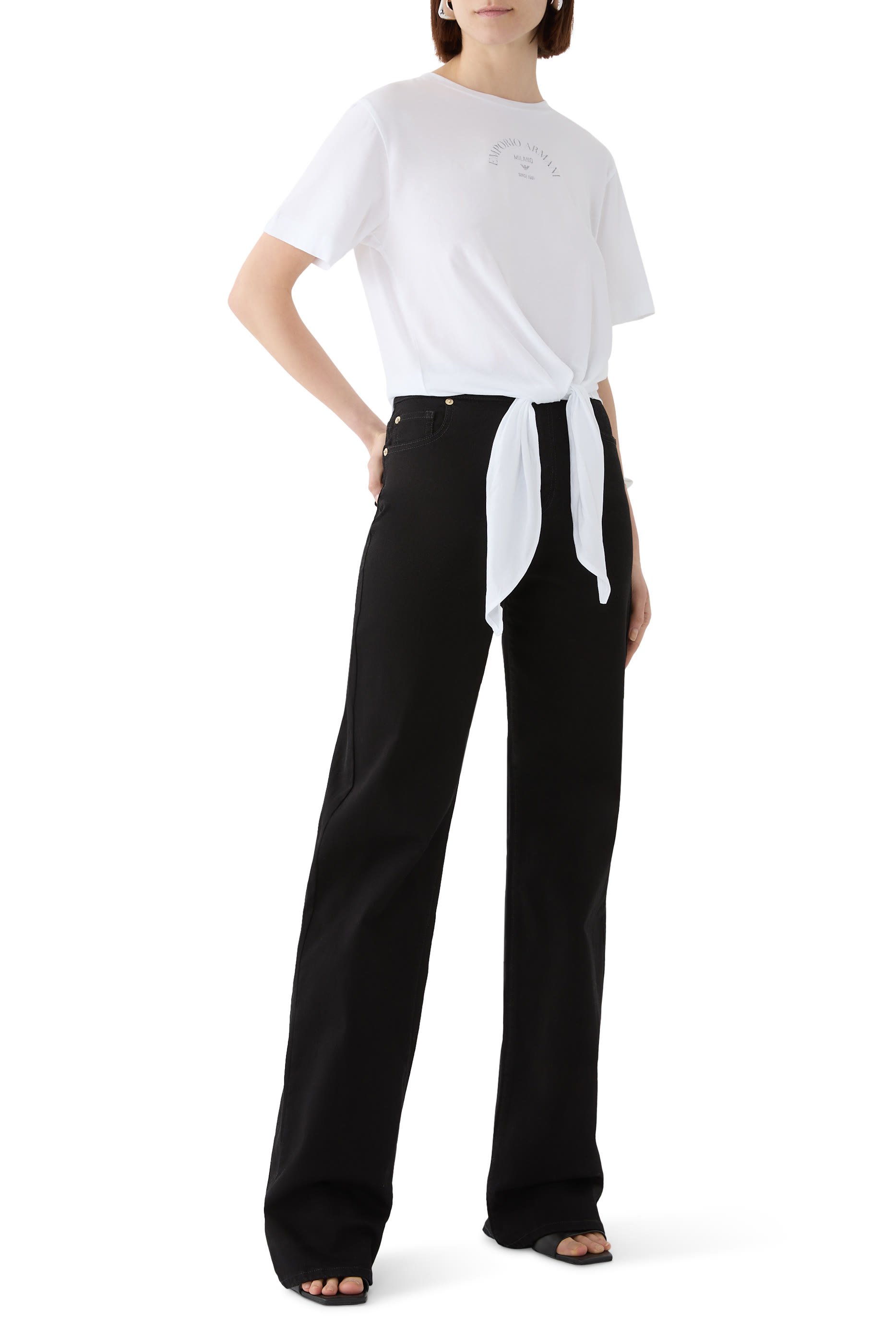 تيشيرت بعقدة وشعار الماركة