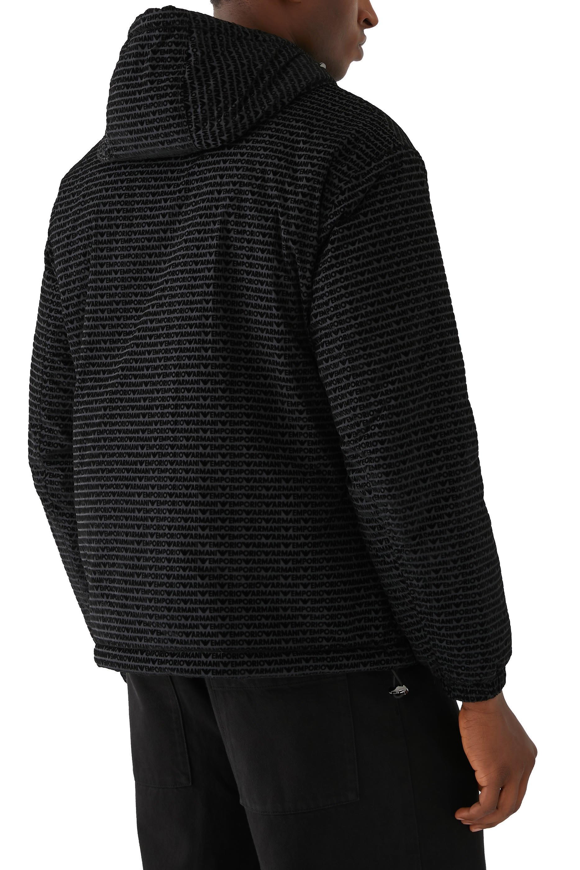 جاكيت بغطاء رأس وشعار الماركة