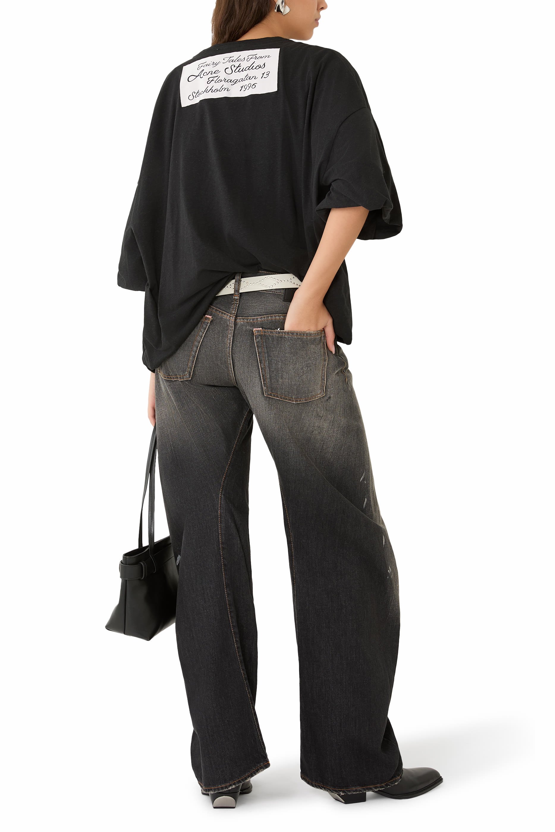 تيشيرت بشعار الماركة وتفاصيل كشكش