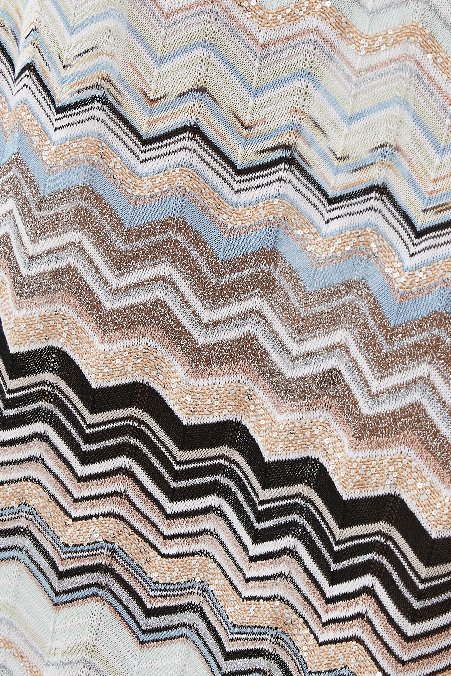 فستان طويل مزين بترتر بنقشة متعرجة