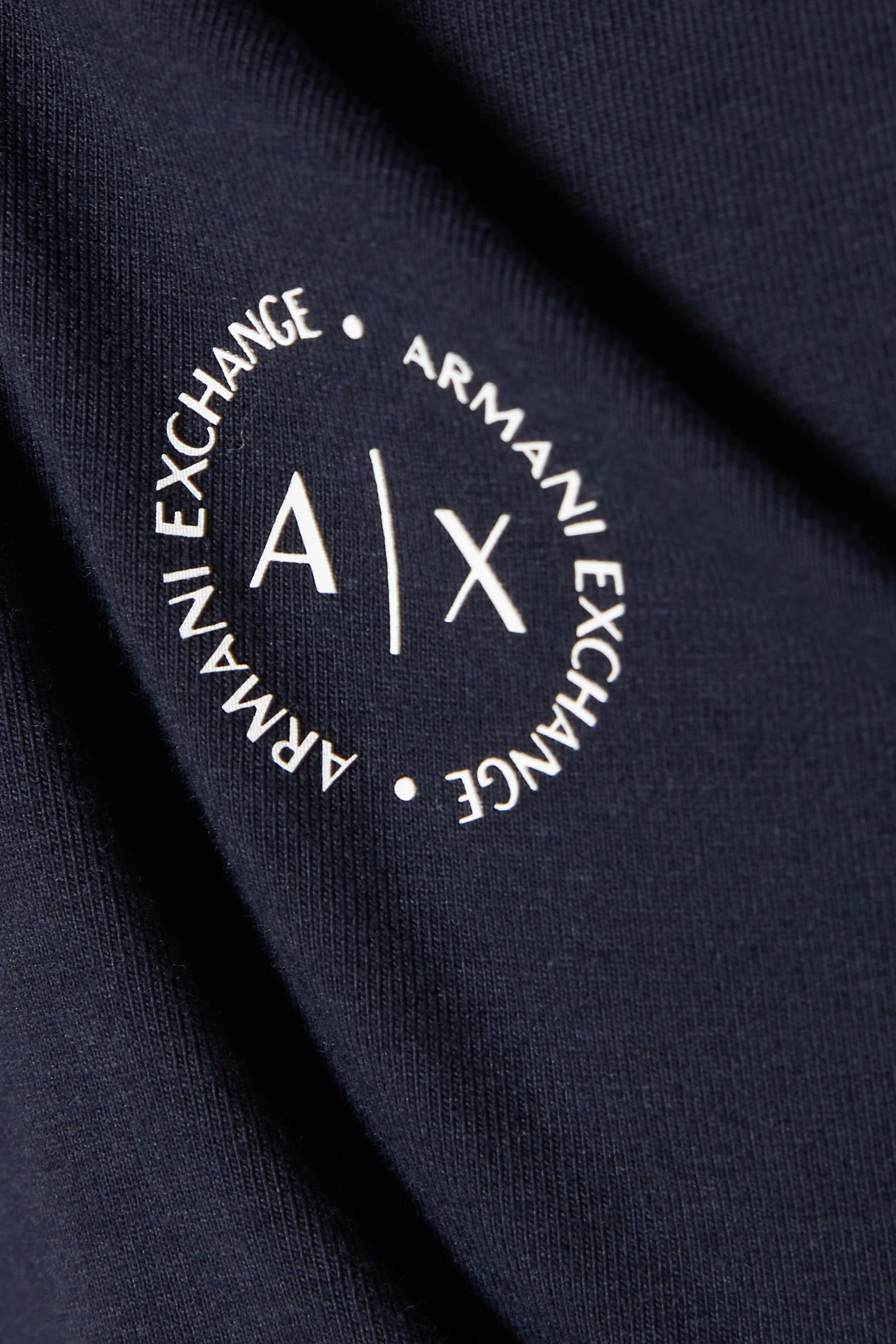 تي شيرت بولو بشعار الماركة بتصميم دائري