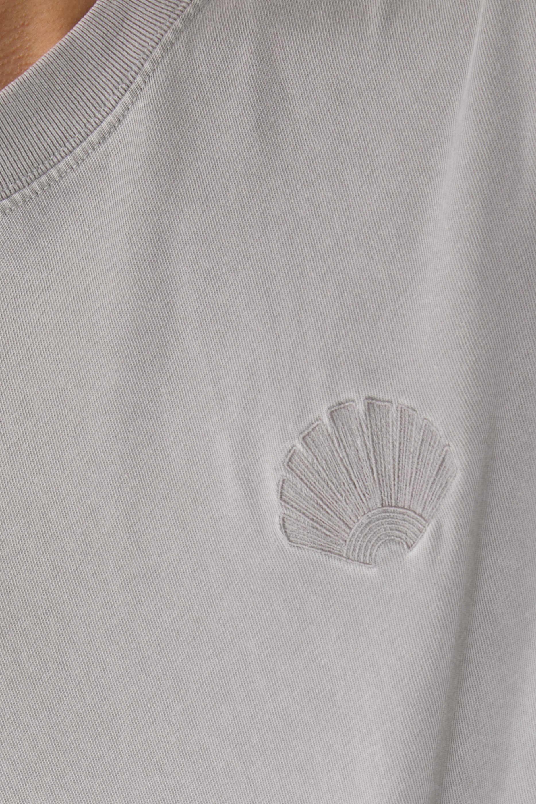 تيشيرت بشعار الماركة