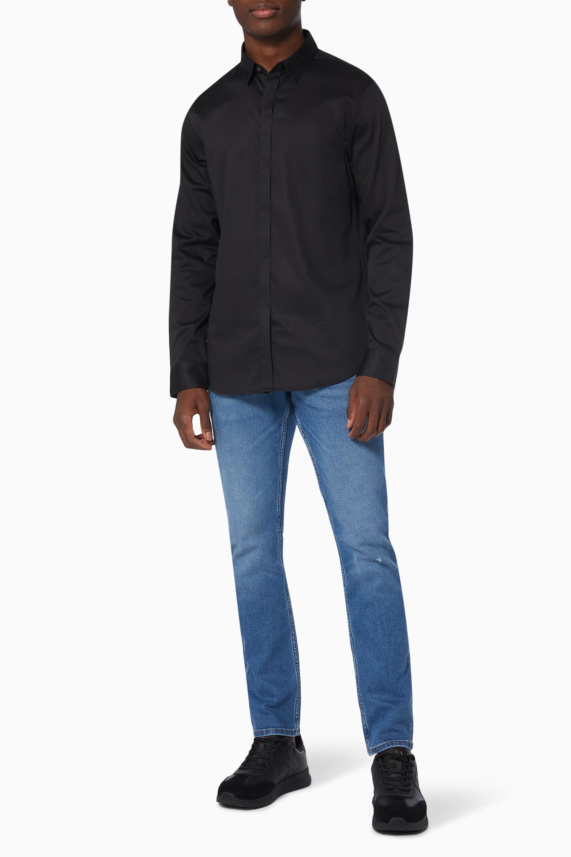 قميص بقصة ضيقة