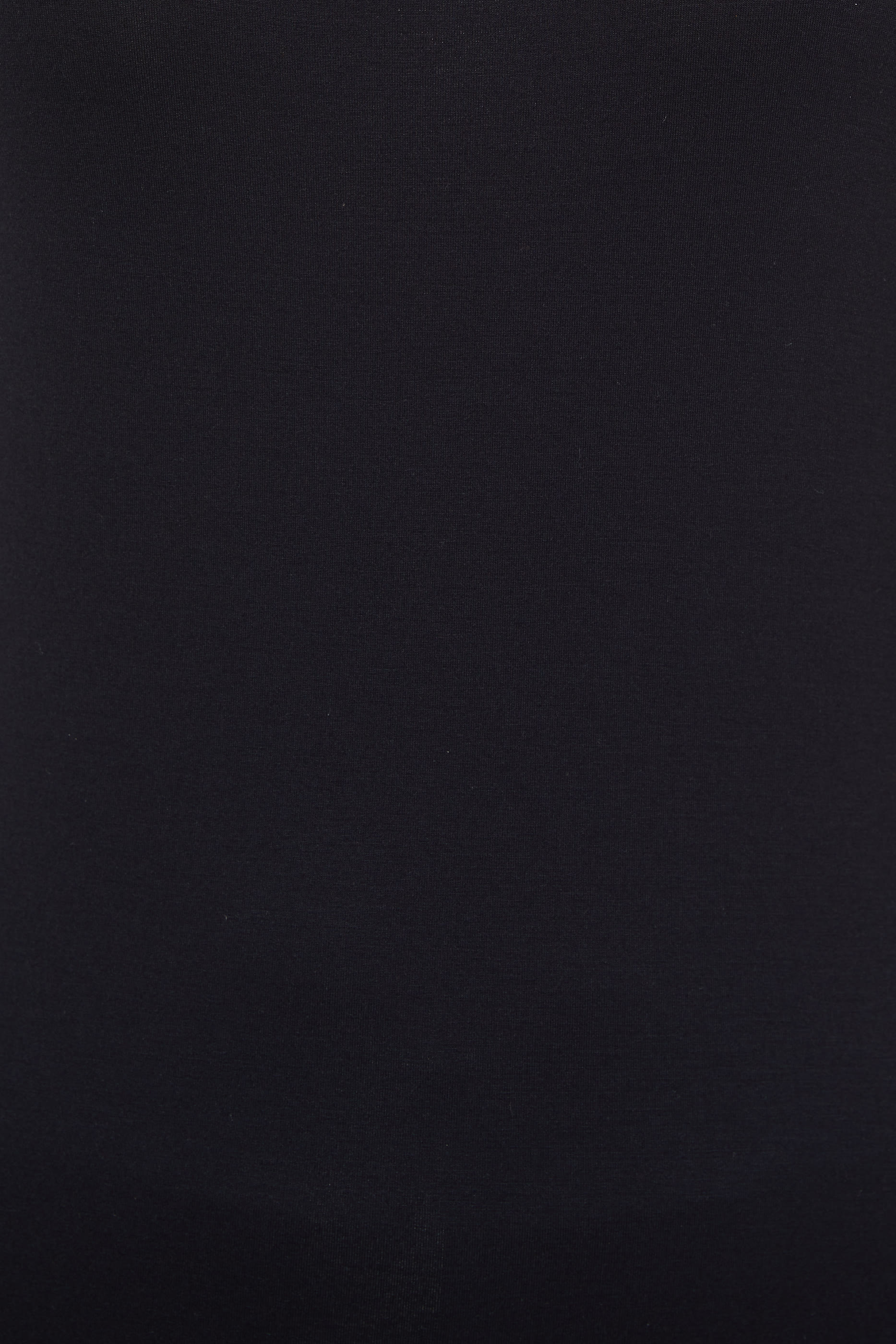 تي شيرت يوجا بتصميم رياضي في الخلف