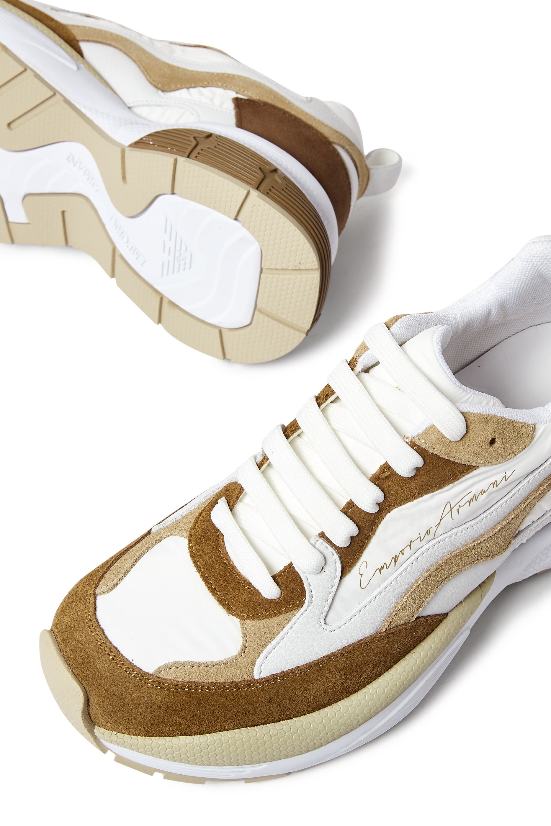 سنيكرز بشعار الماركة قماش شبكي وتفاصيل لامعة