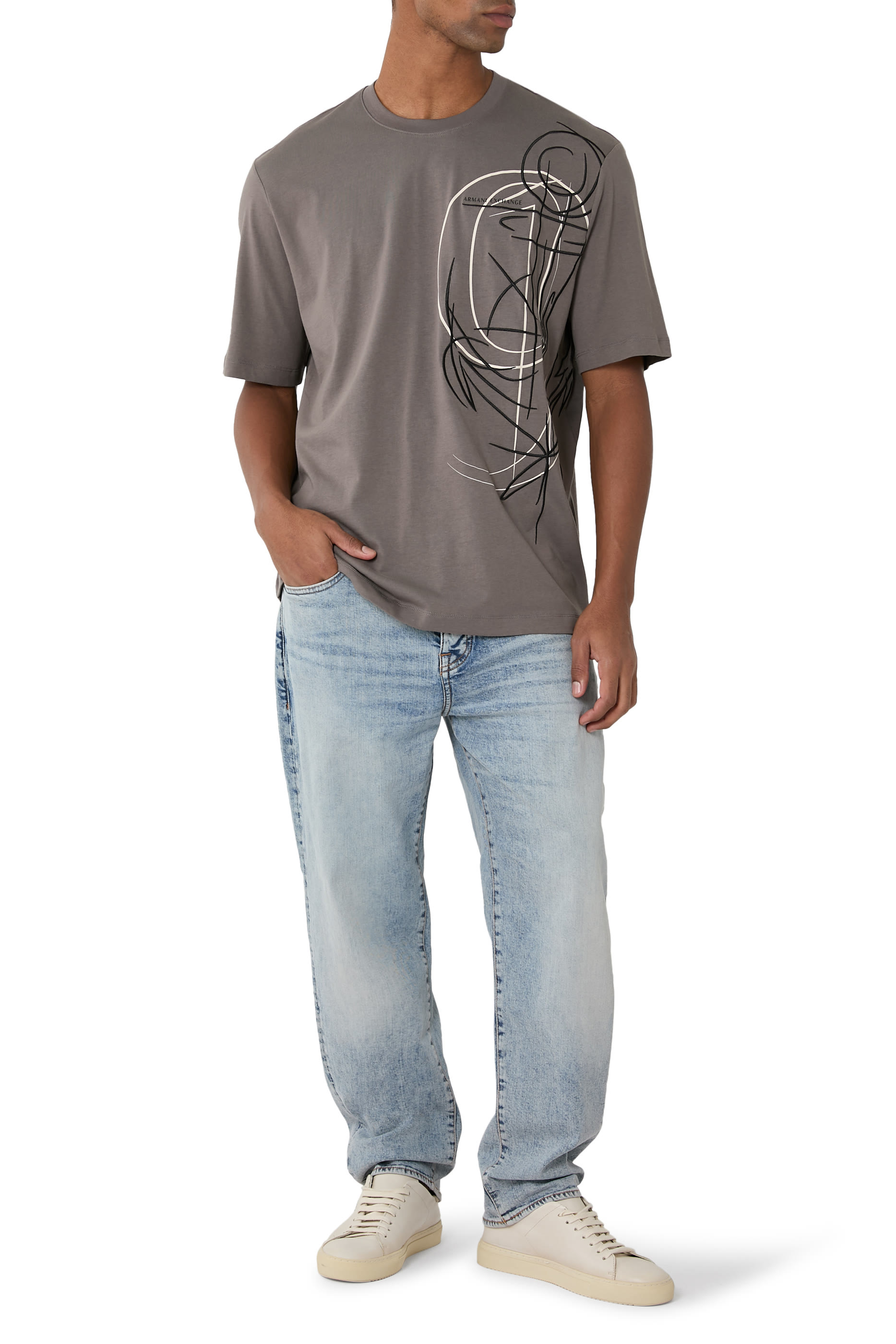 تيشيرت مزين بطبعة بشعار الماركة على الصدر الجانبي