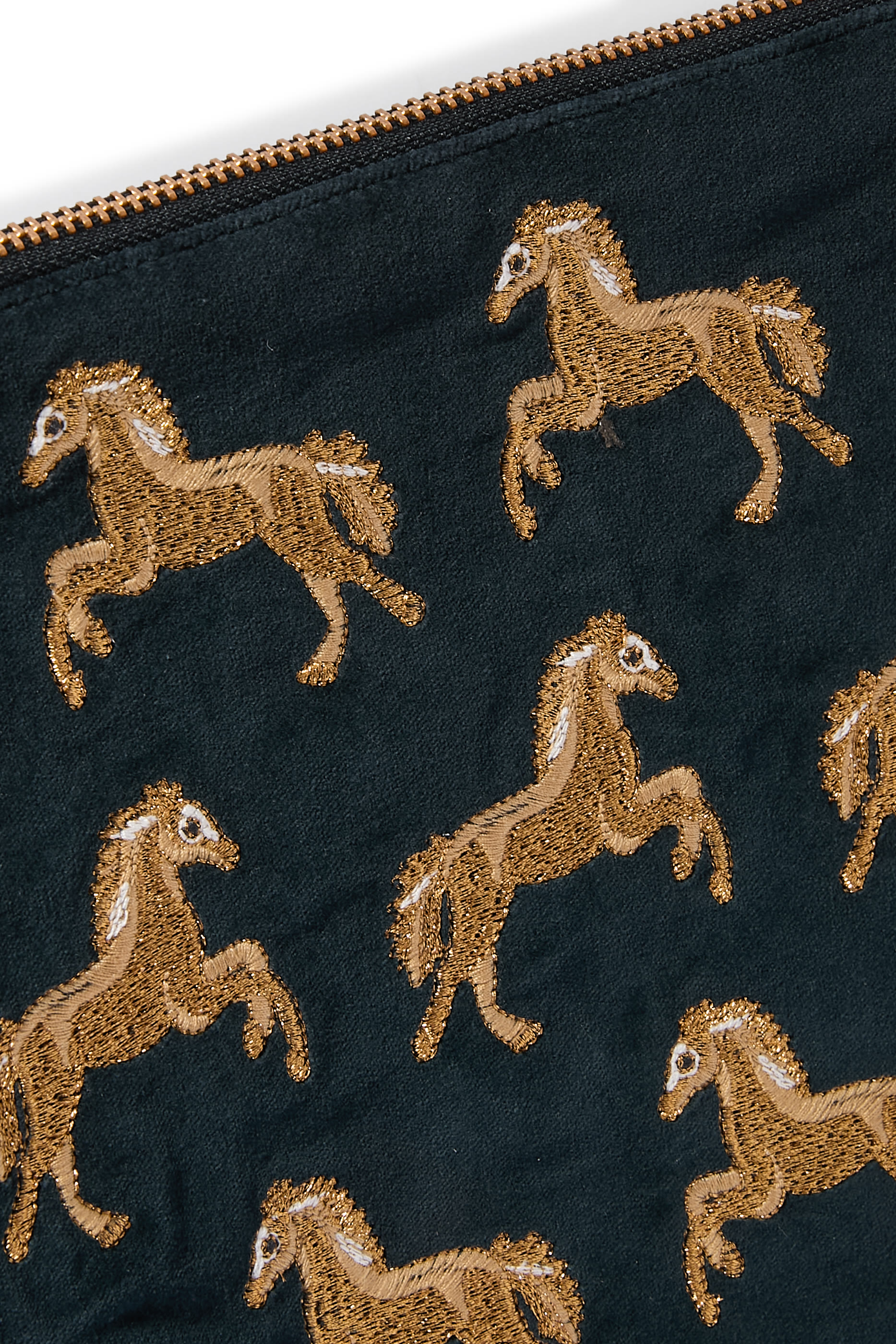 حقيبة ايفرداي صغيرة بتطريزات حصان مخمل