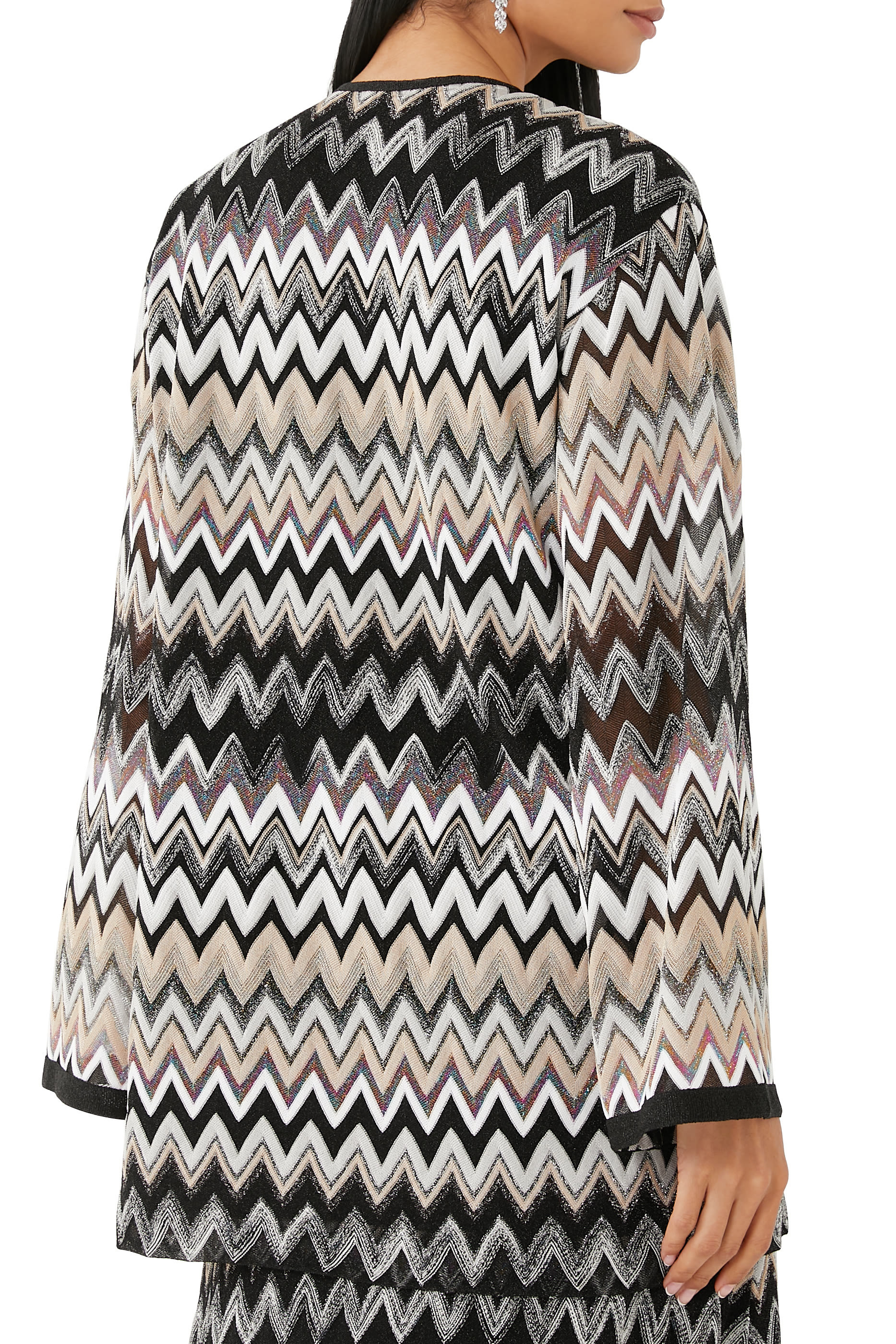 بلوزة بأكمام طويلة ونقشة خطوط متعرجة لامعة