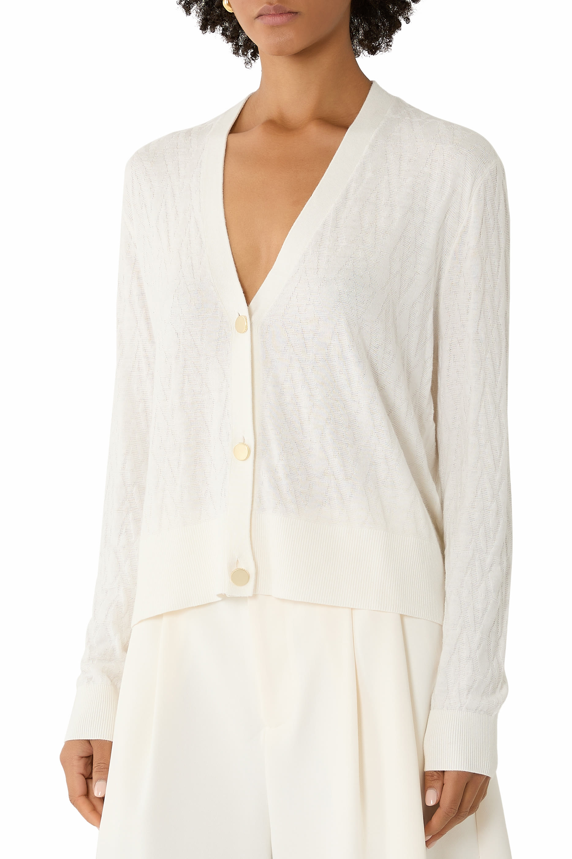 كارديجان بأزرار وحروف شعار الماركة