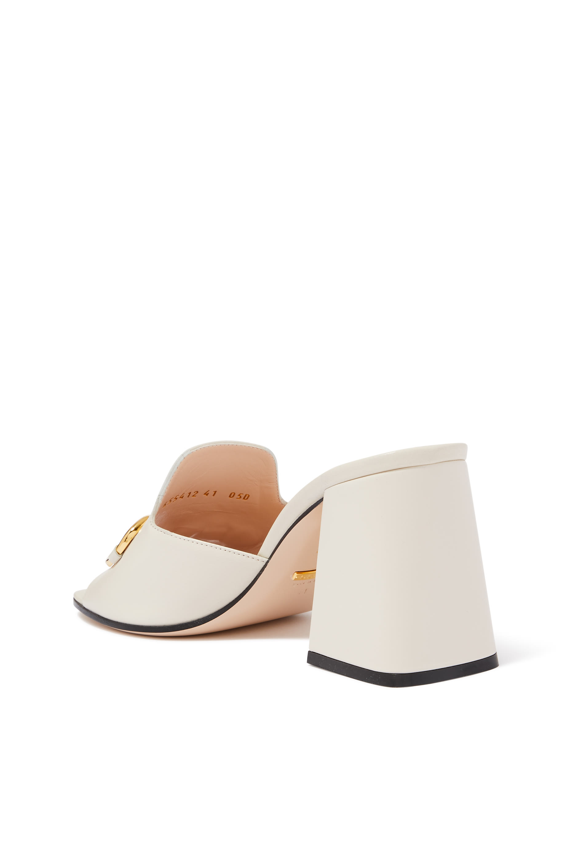 صندل مفتوح مزين بحلية لجام الحصان