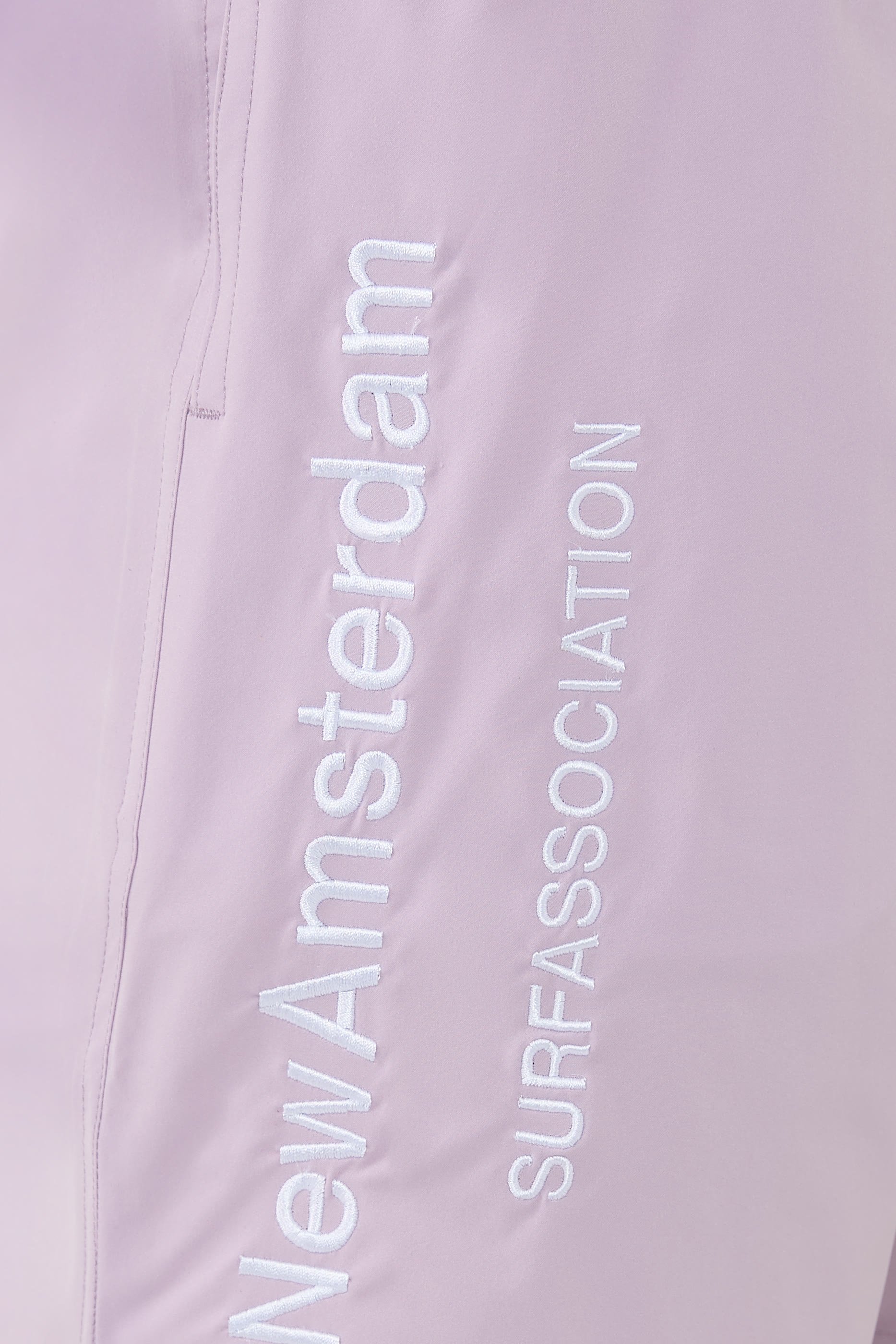 شورت سباحة بشعار الماركة 