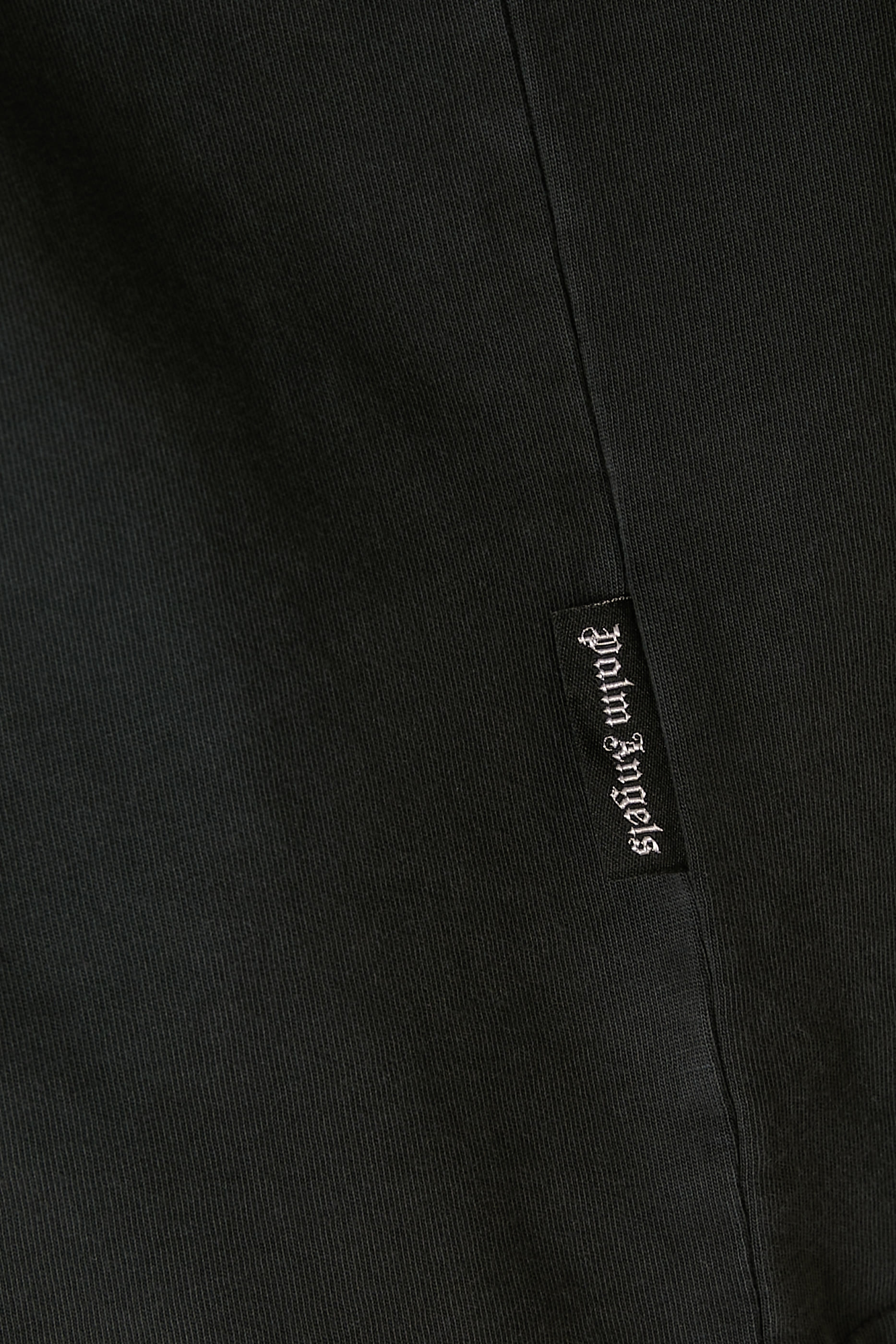 تيشيرت بشعار الماركة بتصميم منحني