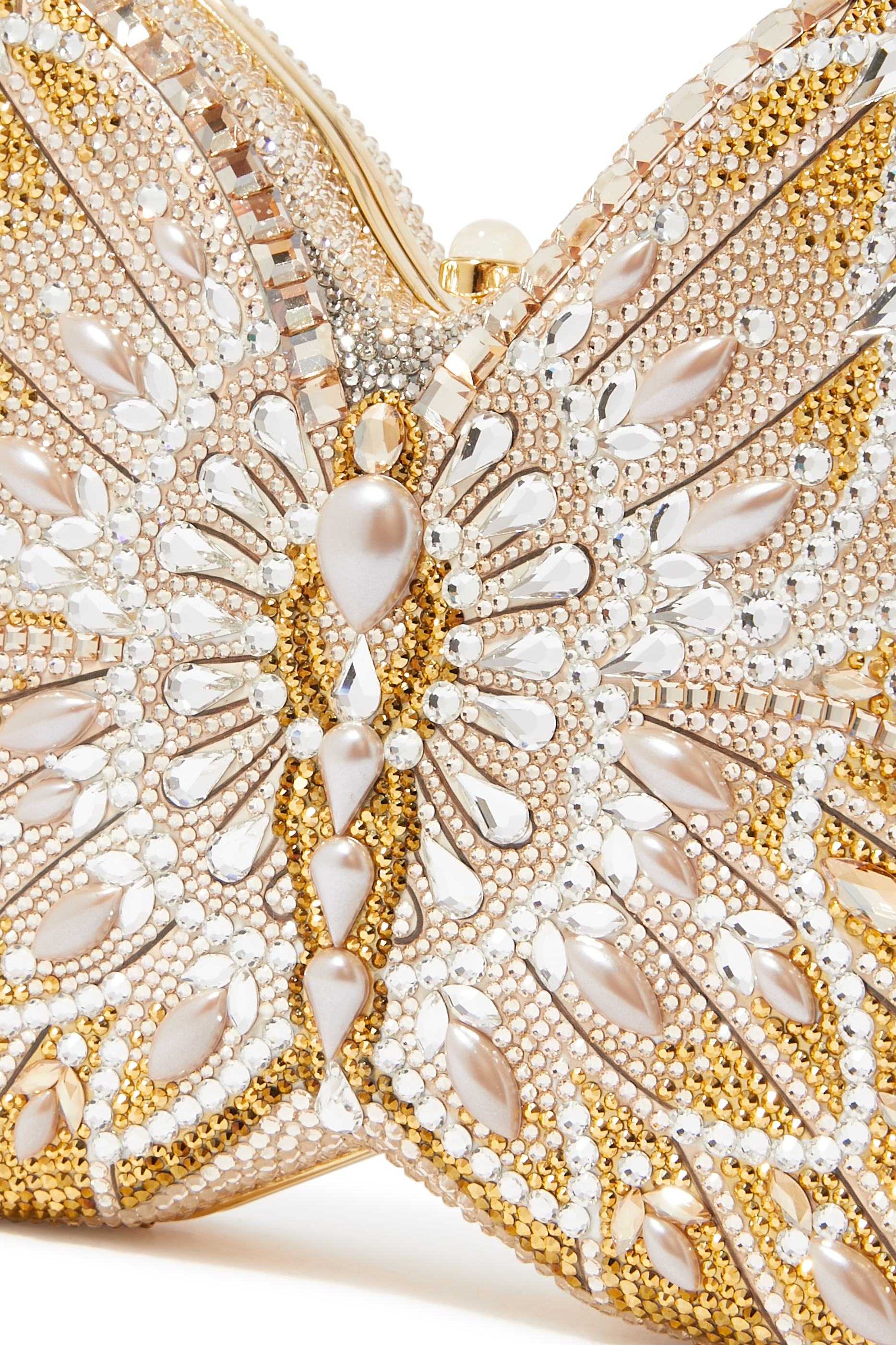 كلاتش بتصميم فراشة مرصع باللؤلؤ