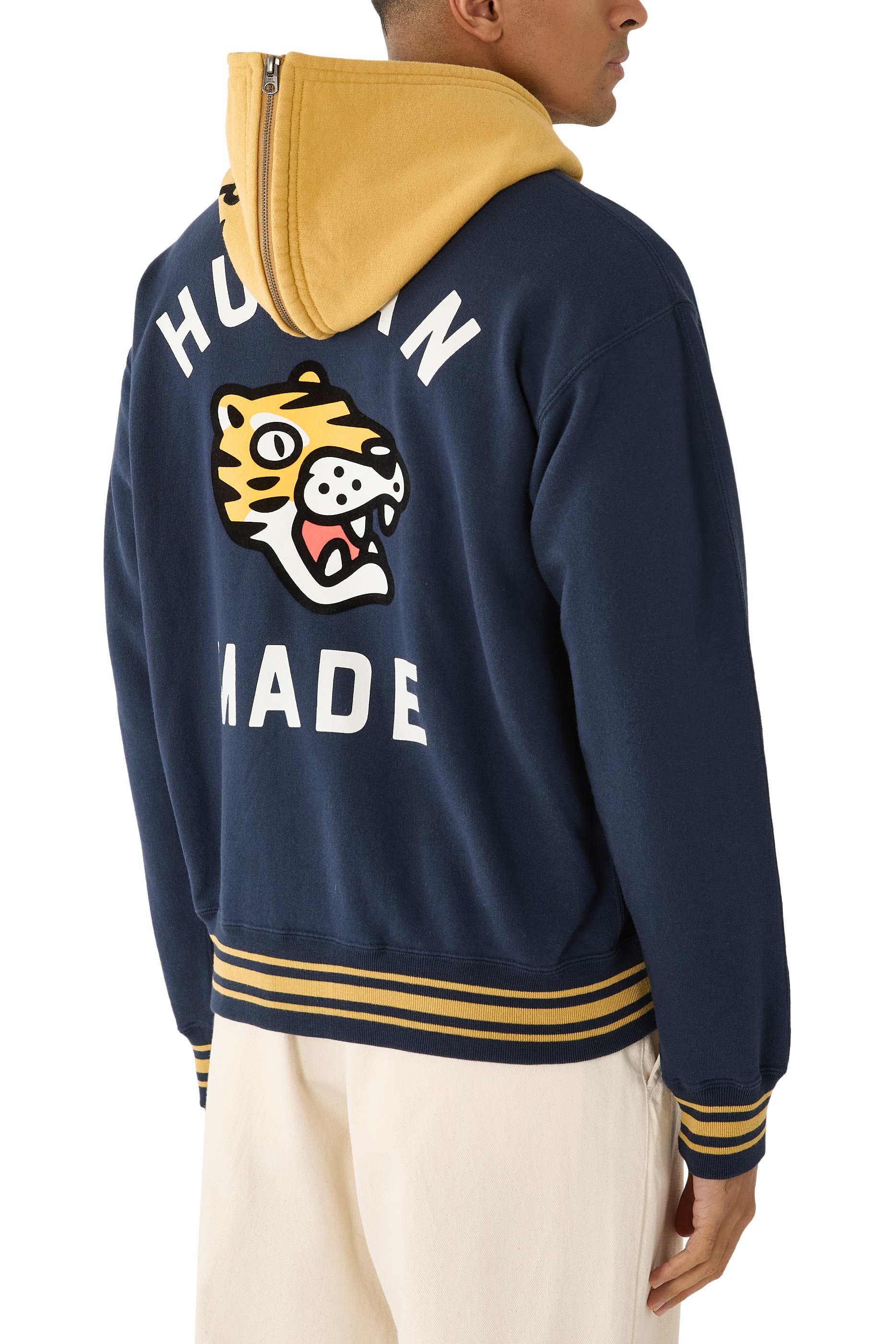 هودي بسحاب وشعار الماركة