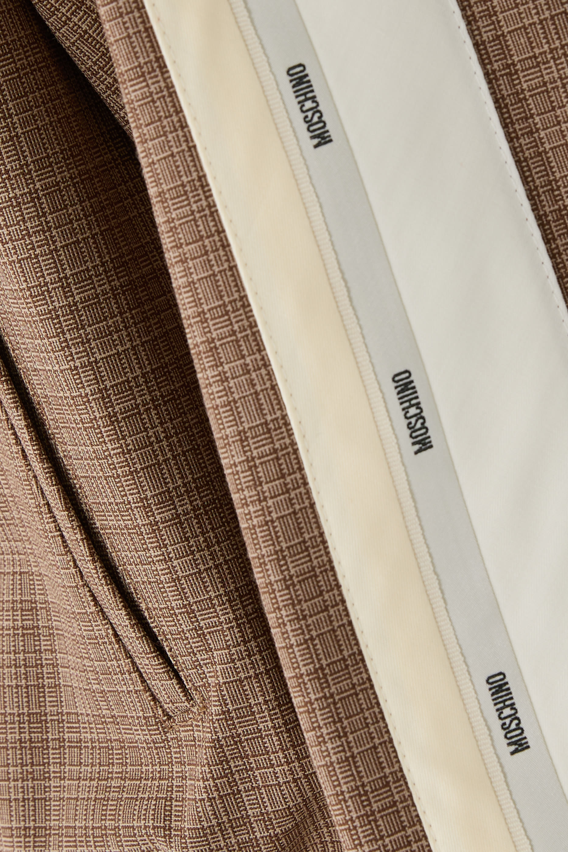 جاكيت بنقشة مربعات وشريط شعار الماركة