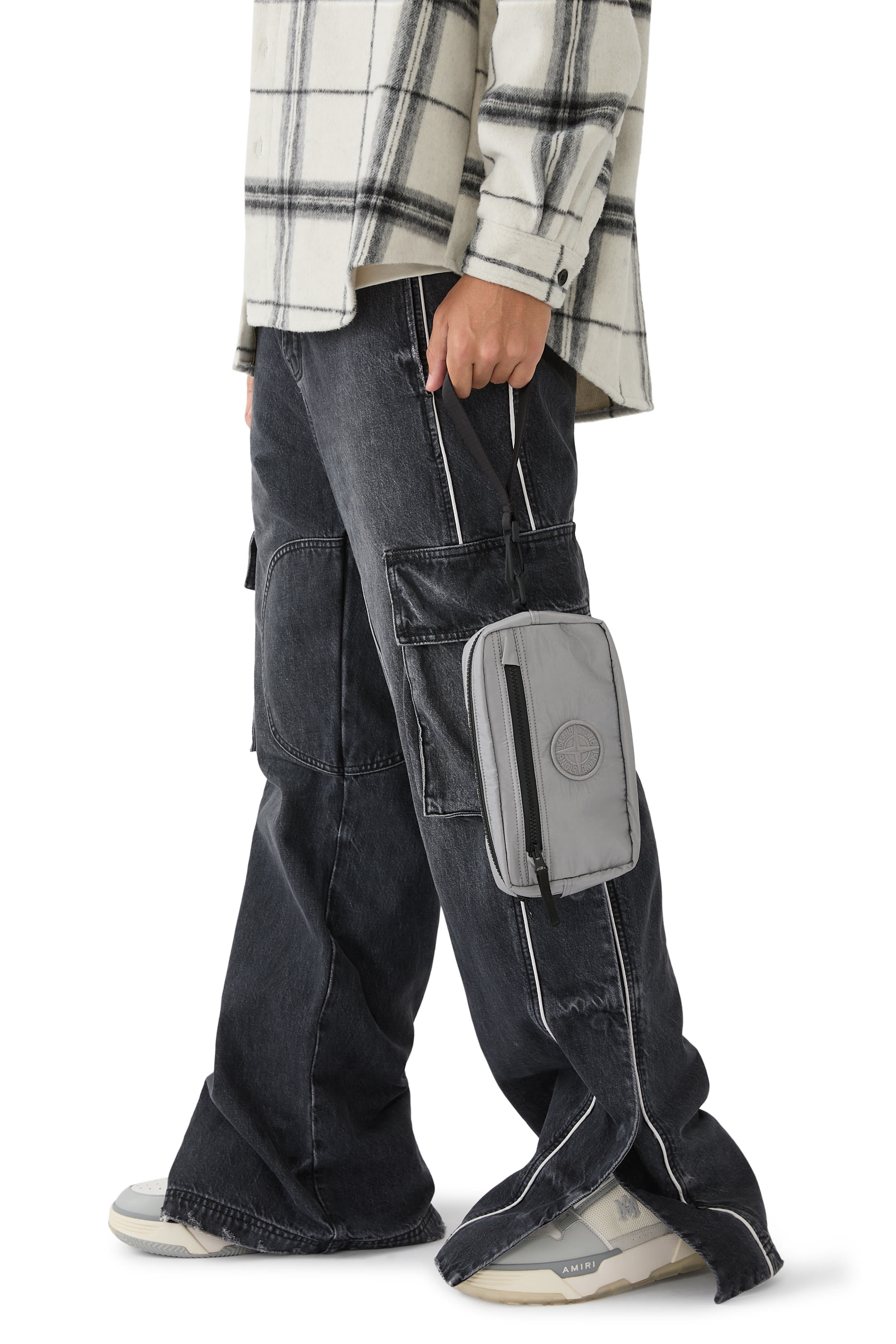 حقيبة صغيرة مبطنة بسحاب وشعار الماركة