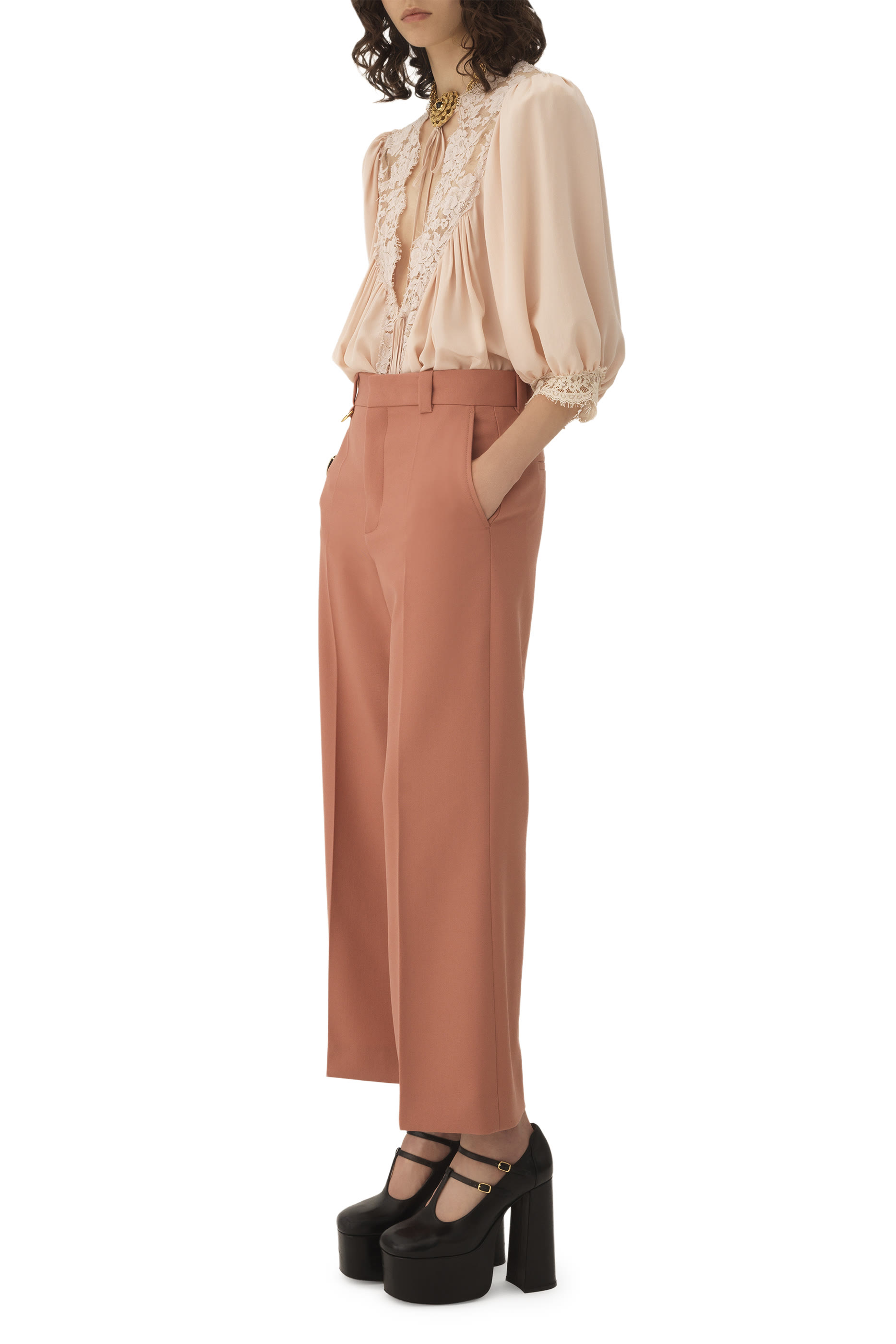 بنطال بقصة بوت واسعة