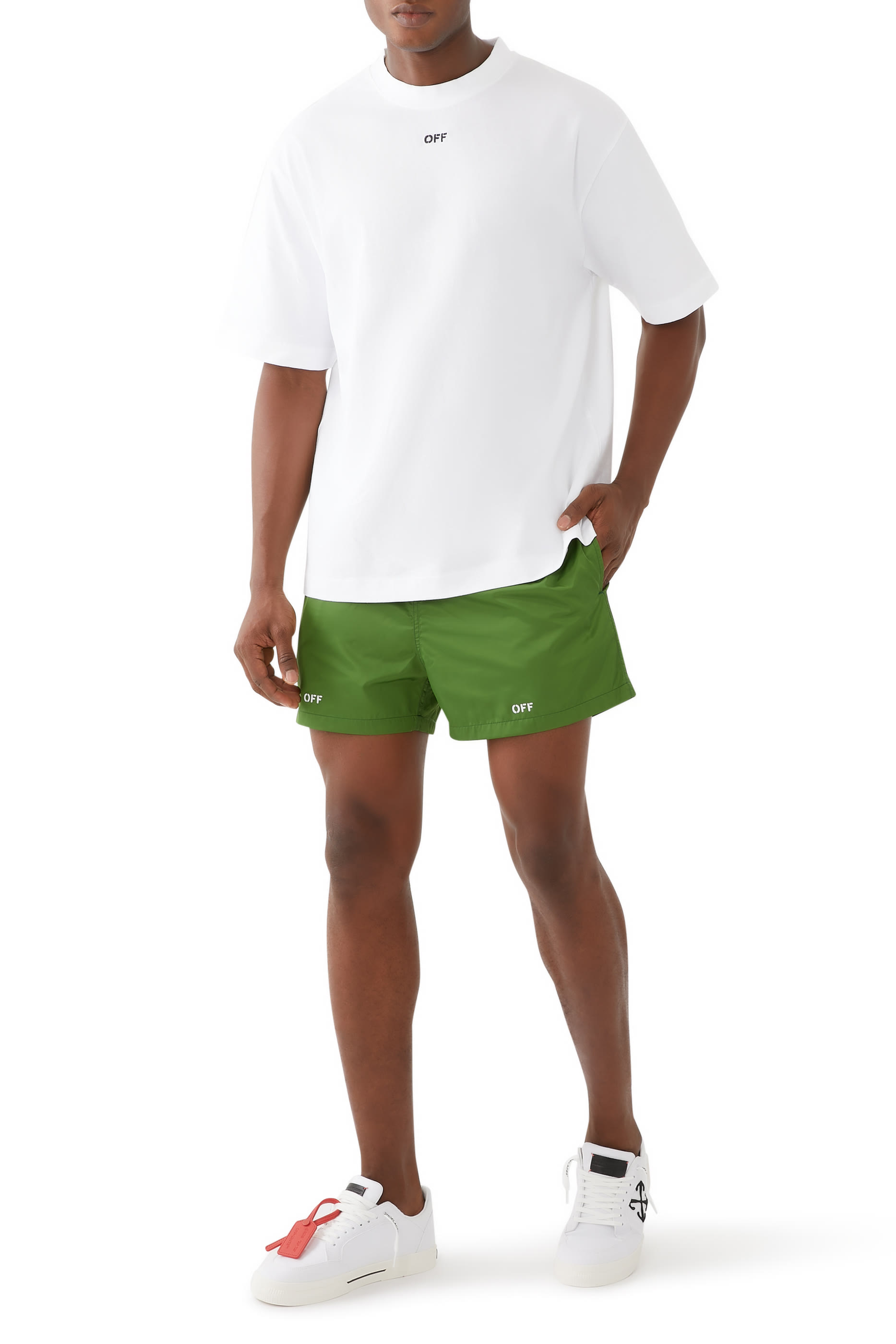 سنيكرز مفلكن بشارة بلون مغاير