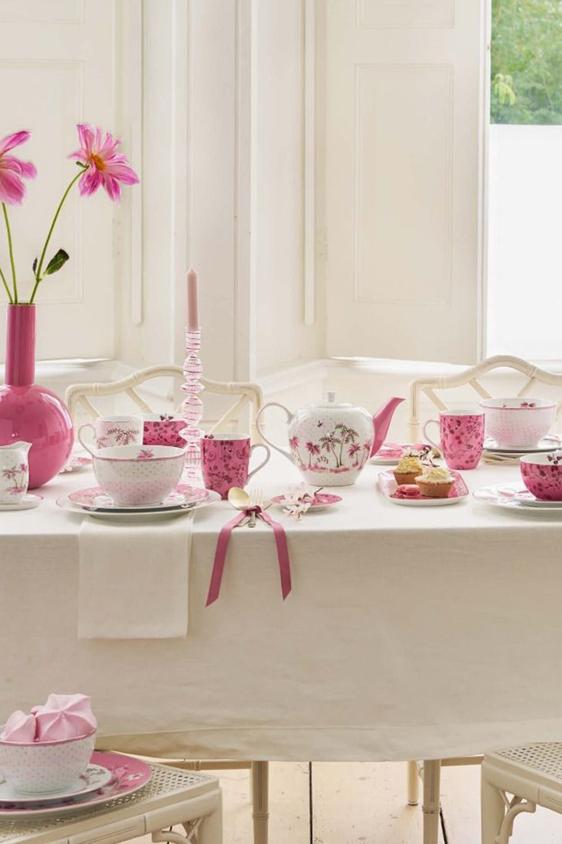 طقم  فنجان وطبق جولي بنقشة منقطة