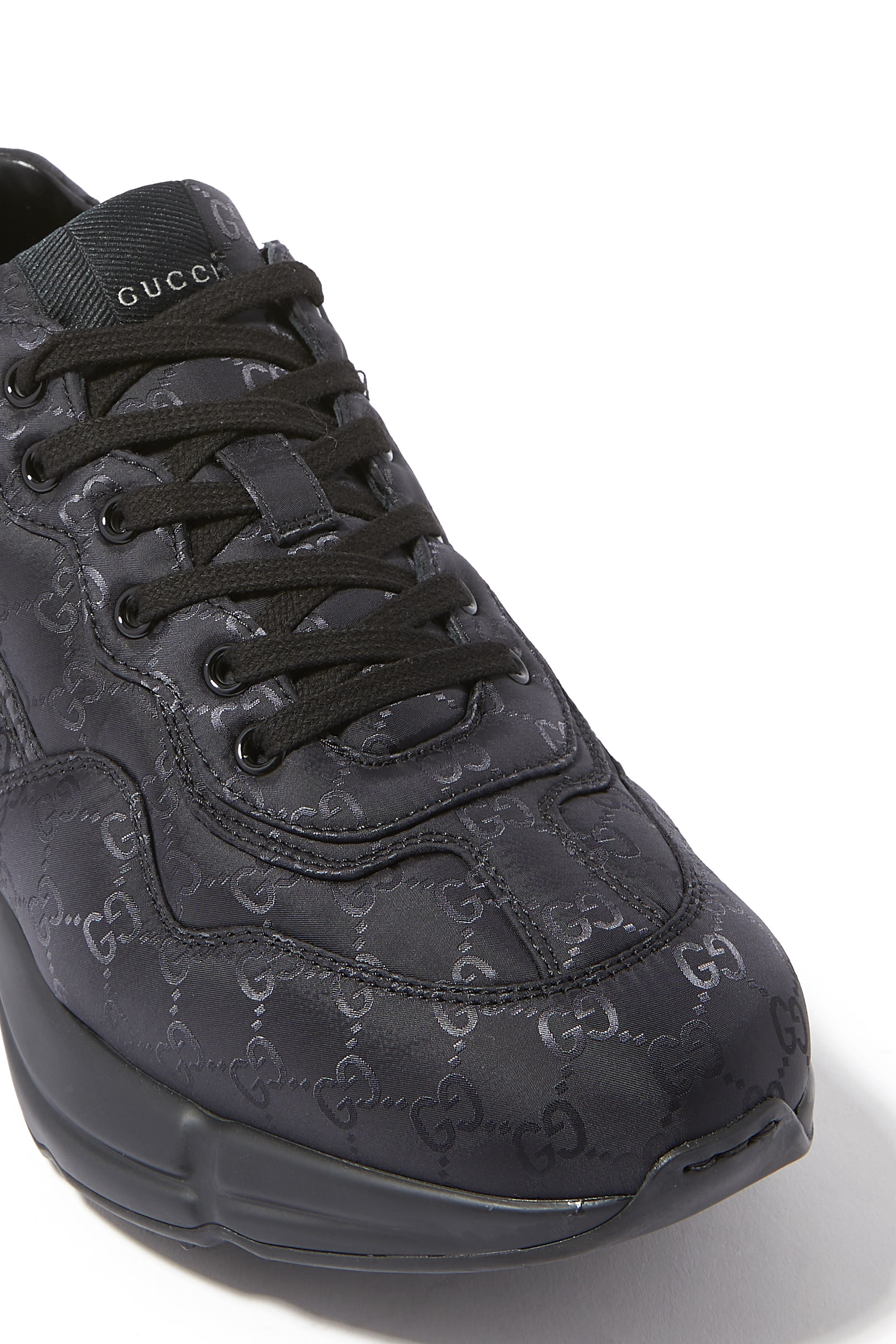 سنيكرز رايتون بنقشة حرفي شعار الماركة