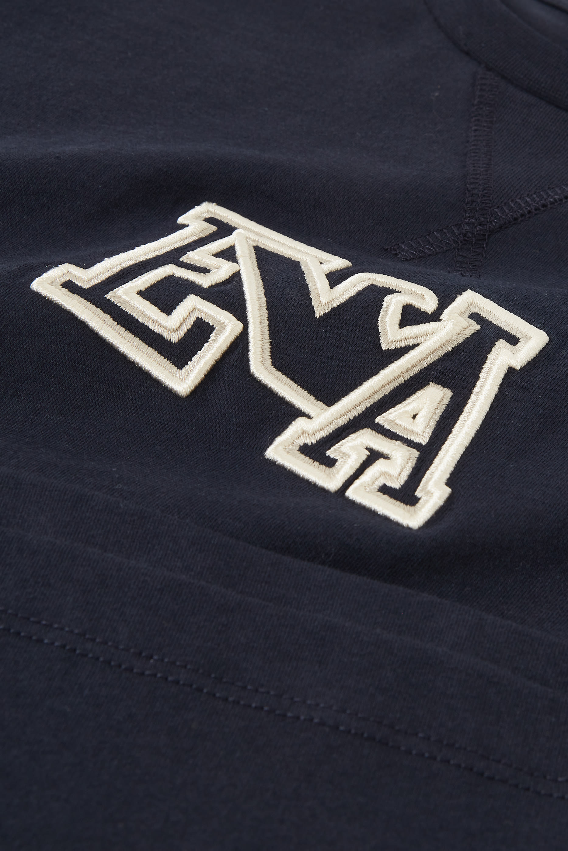 تيشيرت بشعار الماركة للأطفال