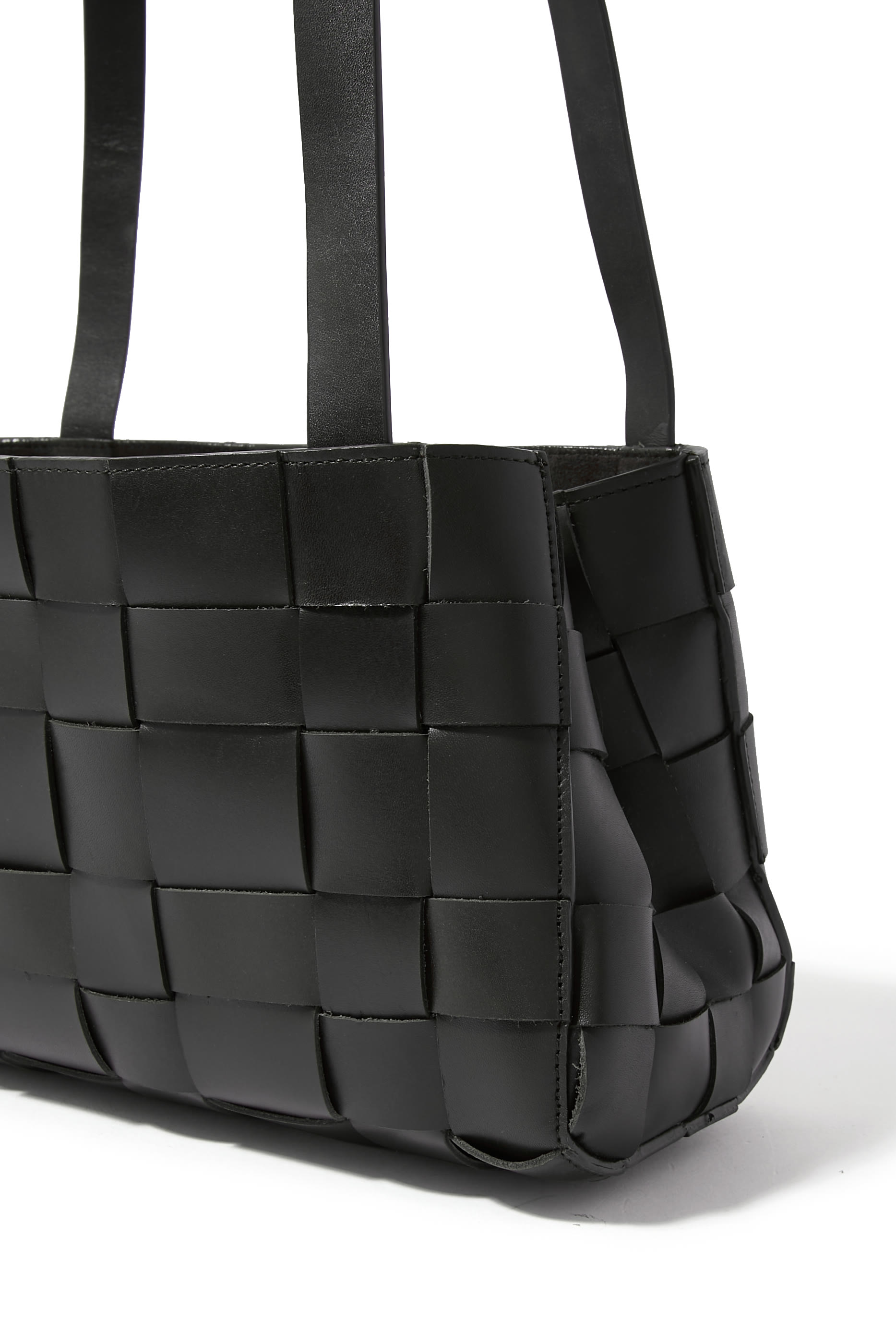 حقيبة يد مجدولة بتصميم رفيع